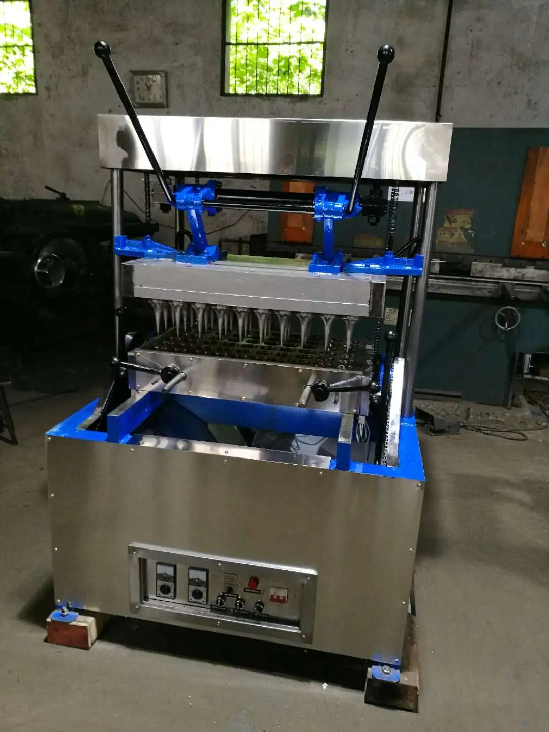 Factory Price Stroopwafel Equipment Commercial Grade Waffle Cone Maker Ice Cream Cone Making Machines Suppliers