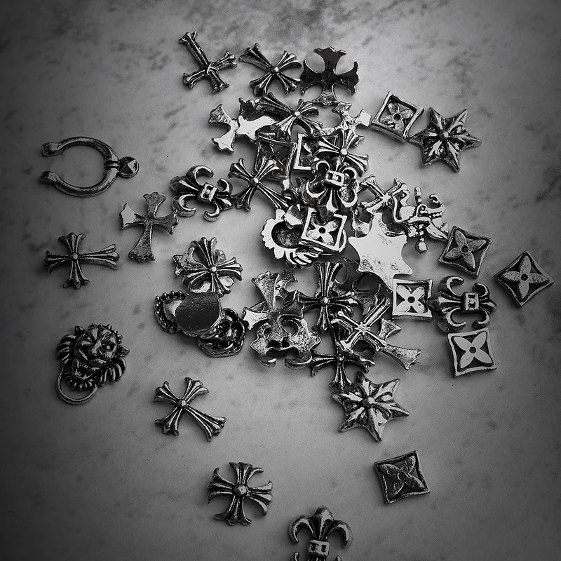 ND1393 50pcs Antique Cross Chrome Heart Nail Charms Vintage Christian Style Manicure Jewelry Accessories For Nails Art Design