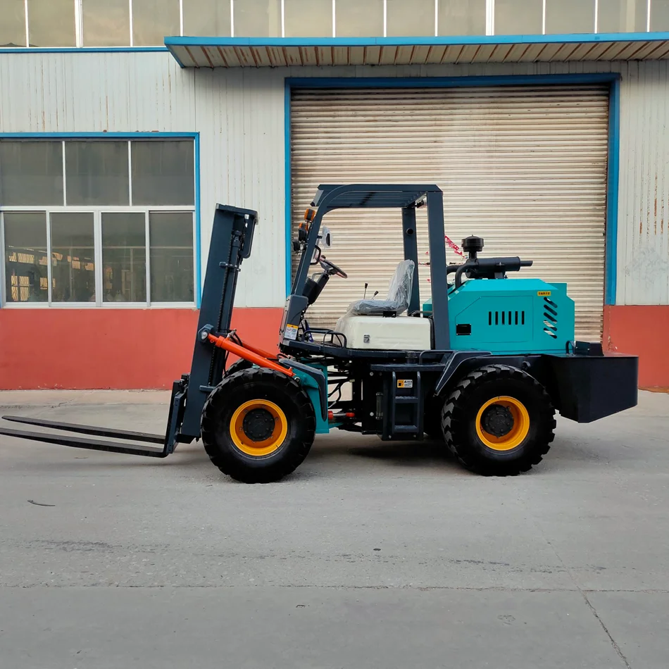 The brand-new four-wheel drive diesel forklift truck is suitable for off-road use in rough terrain.