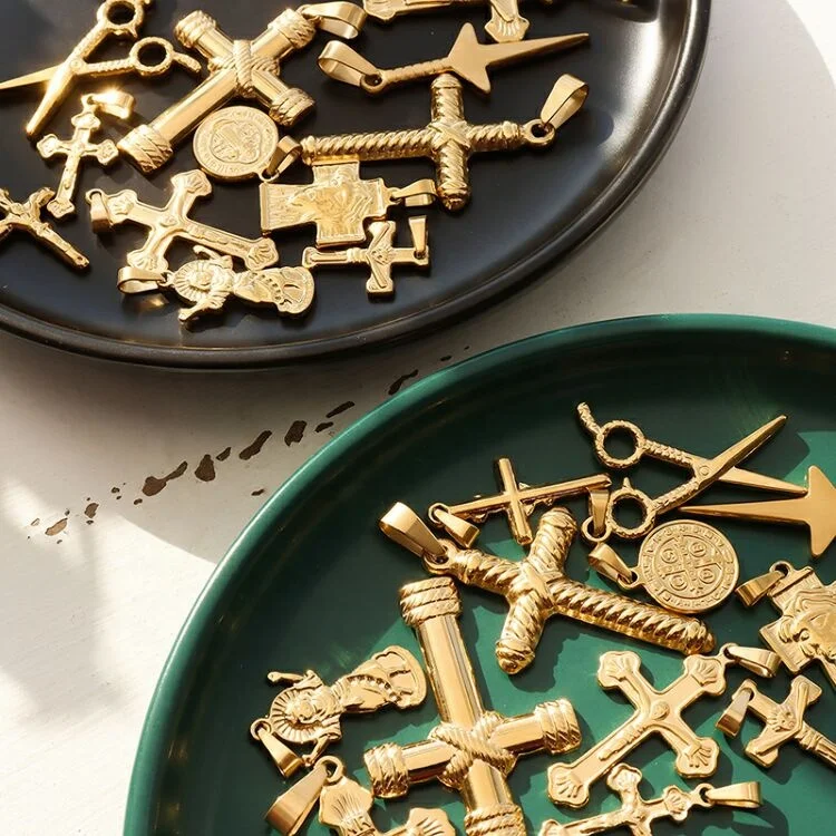 High Quality Custom Hiphop Jewelry Religious 18K Gold Plated Stainless Steel Crucifix Cross Medal Christian Pendant For Women