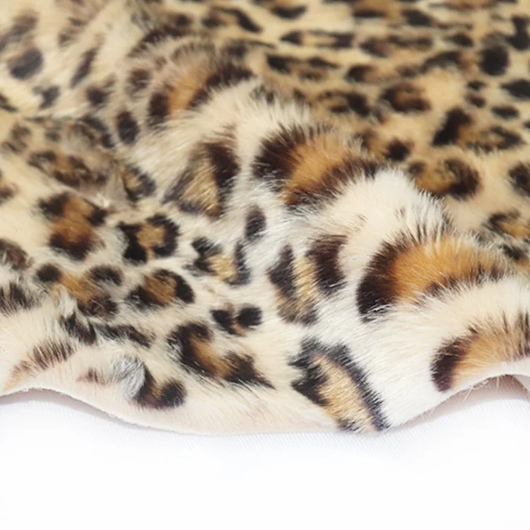Высококачественная дешевая плюшевая ткань из 100% полиэстера с леопардовым принтом из искусственного меха