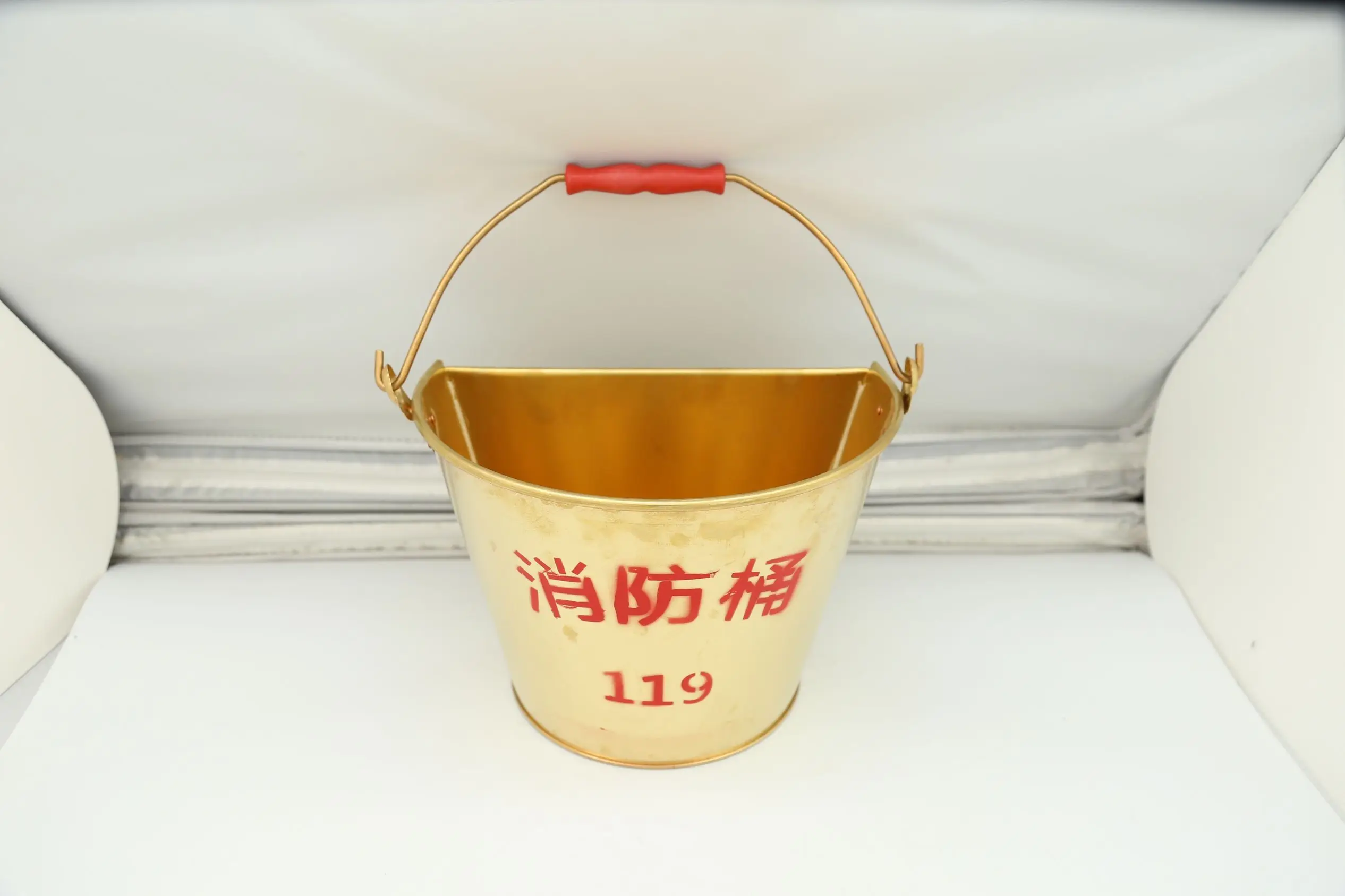 China products color nature oblate fire bucket containing various liquids and other fire-fighting articles