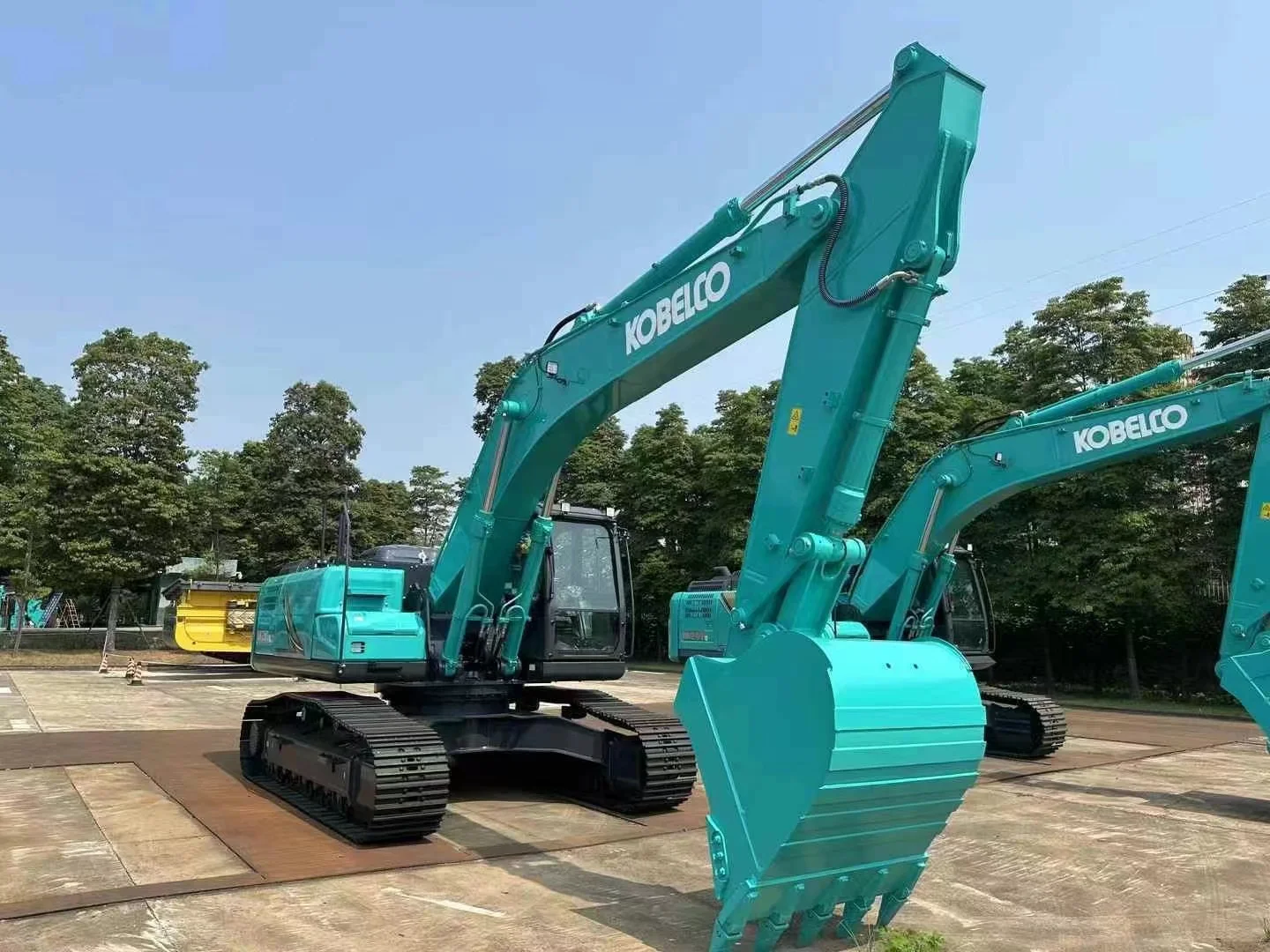 Хорошо продаются новые японские Гусеничные экскаваторы SK260LC-10 Kobelco (Евро 5) и SK260LC-8 4) с основными компонентами двигателя