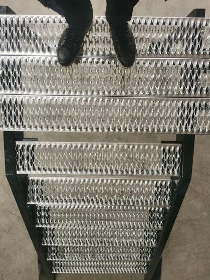 online shopping perforated anti-skid plate or perforated metal diamond roof walkway