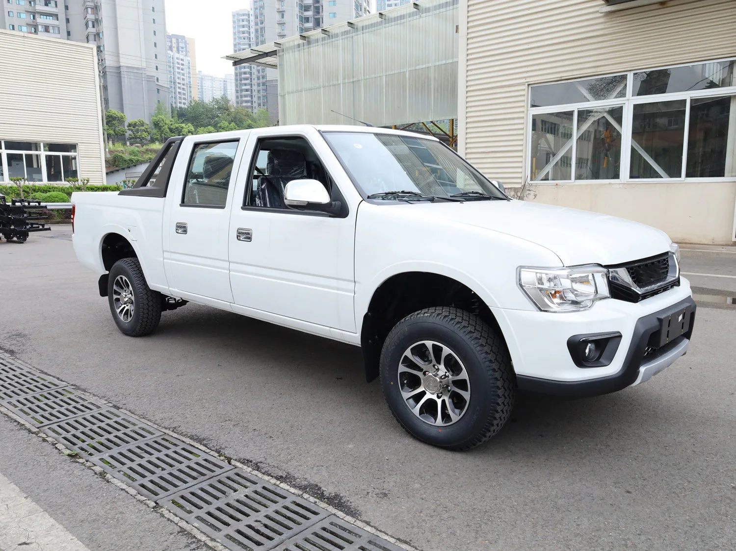 New Appearance TF Pick up two colors double cabin 4x4 diesel engine pickup truck mini cargo trucks for sale