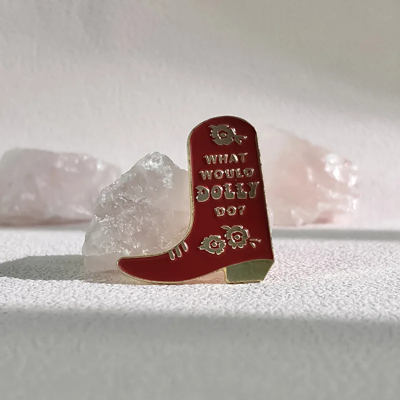 Selling cute cowboy boots style brooch personality red Martin boots English letter metal badge wholesale