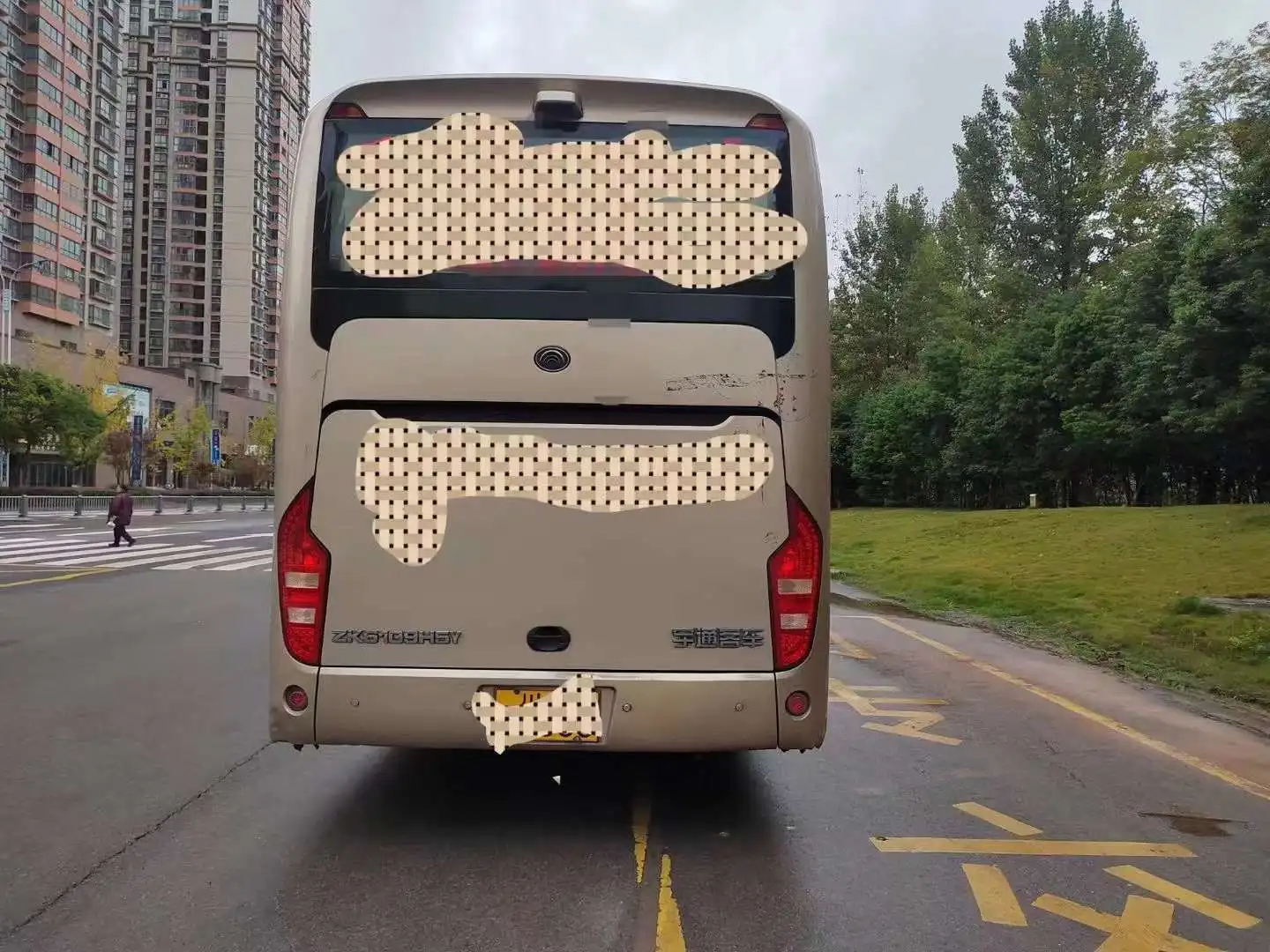 Almost New Condition ZK6109 Yu tong Used Tourist Passenger Bus 39 Seats Coach Bus for sale in Africa