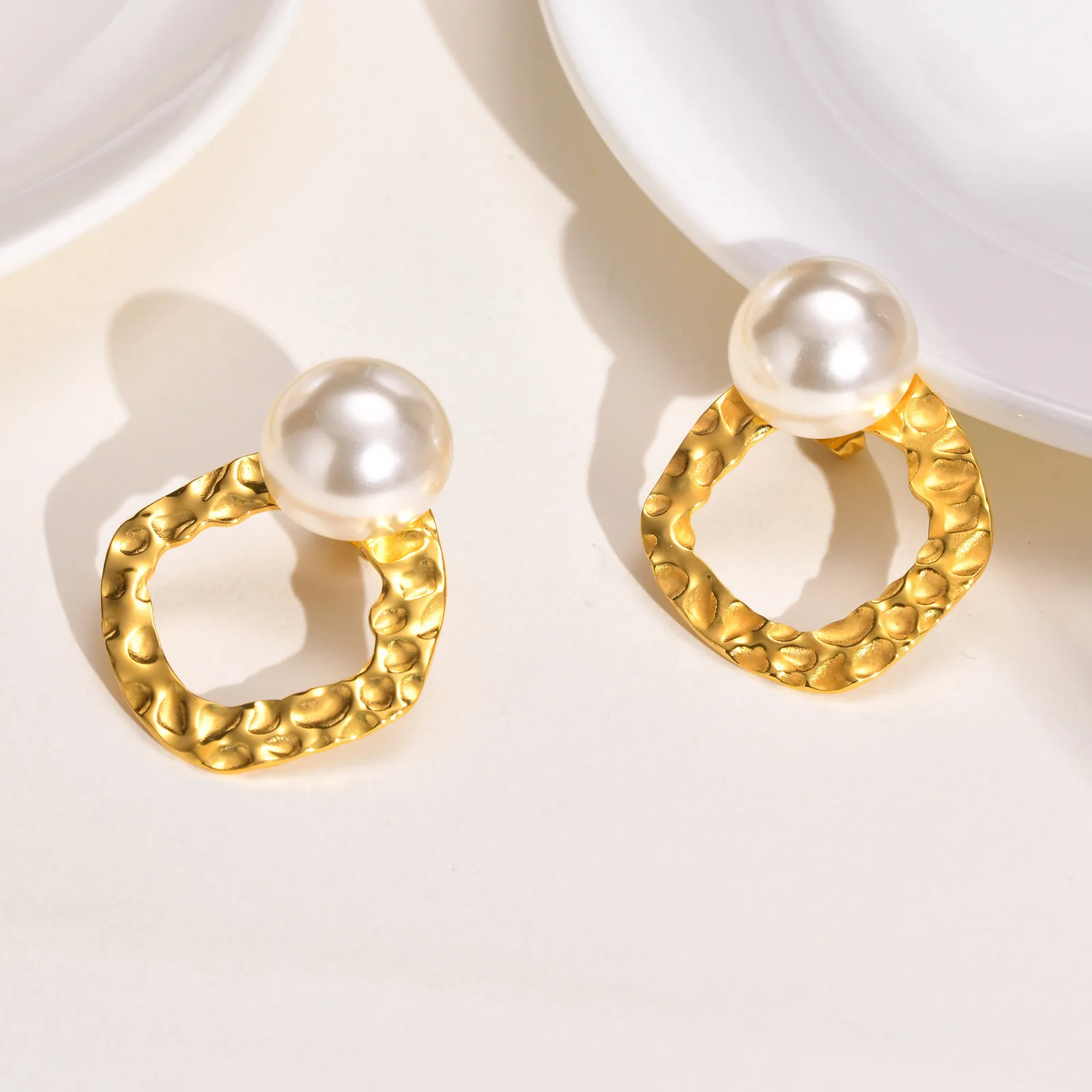 European Simple gold plated 18k gold plated stainless steel jewelry imitation pearl geometric embossed earrings