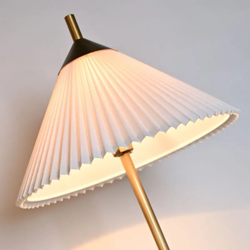 Classic Modern Simple Conical Fabric Lampshade Antique Brass Finish Table Light Living Room Reading Room Bedside Desk Table Lamp