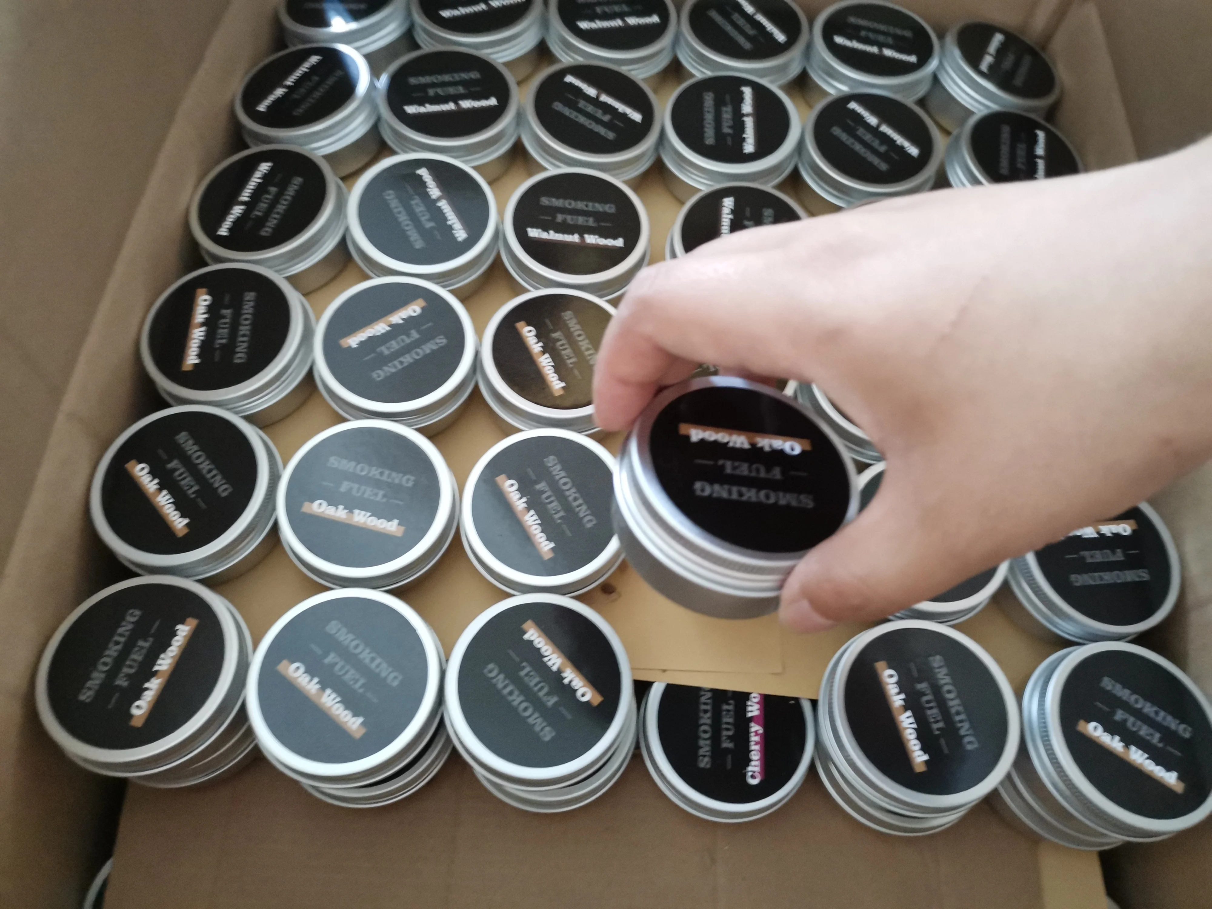 Round tins of dry fresh natural wood smoking chips Cocktail Smoke fuels Smoker oak walnut wood fuel sawdust gift box