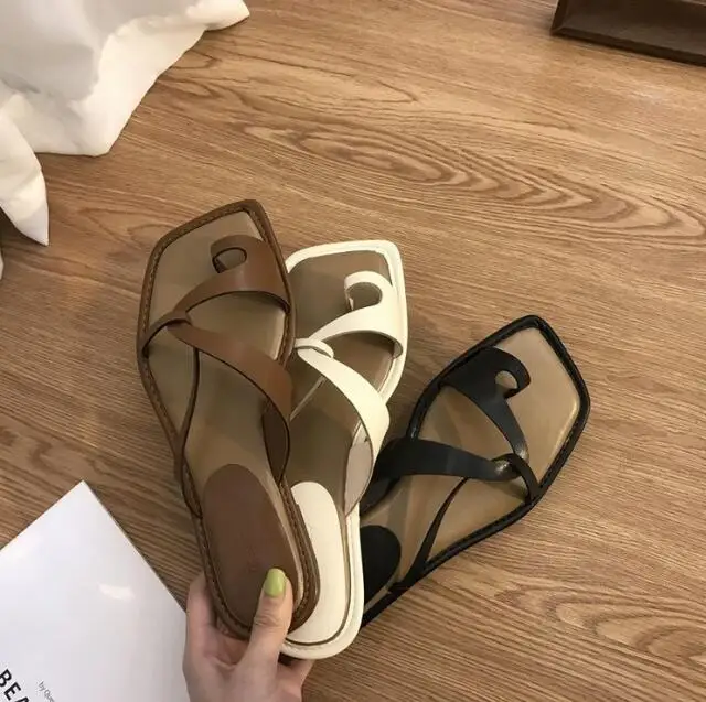 Женские сандалии с квадратным носком