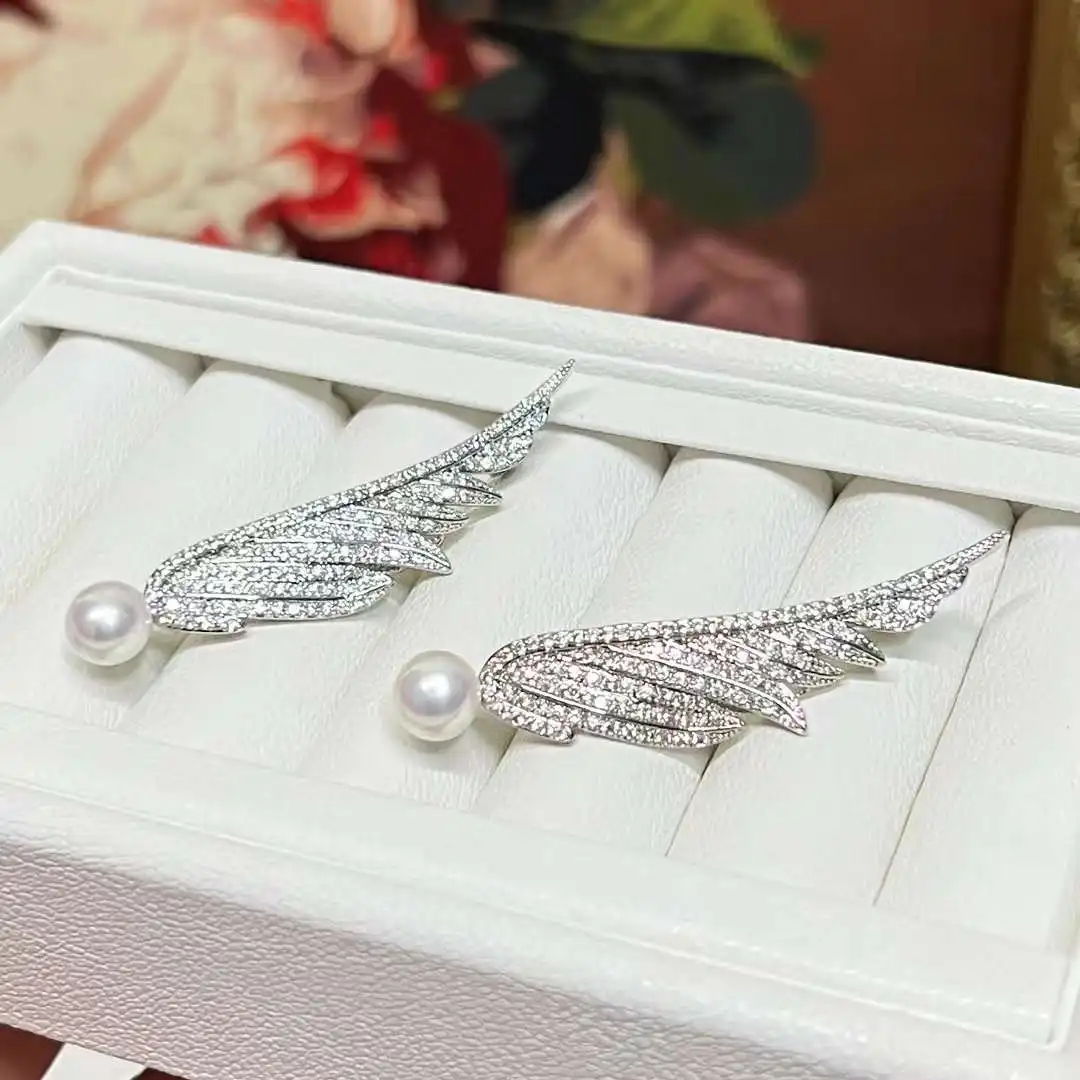 Discounted minimalist temperament paired with chest accessories 8-9mm natural high-quality freshwater pearl feather brooch