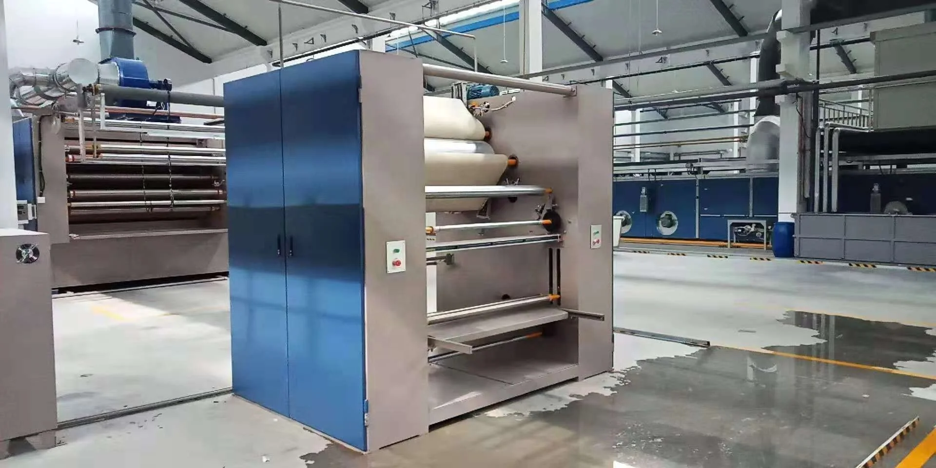 Vertical felt calender machine used for setting polyester and cotton fabric