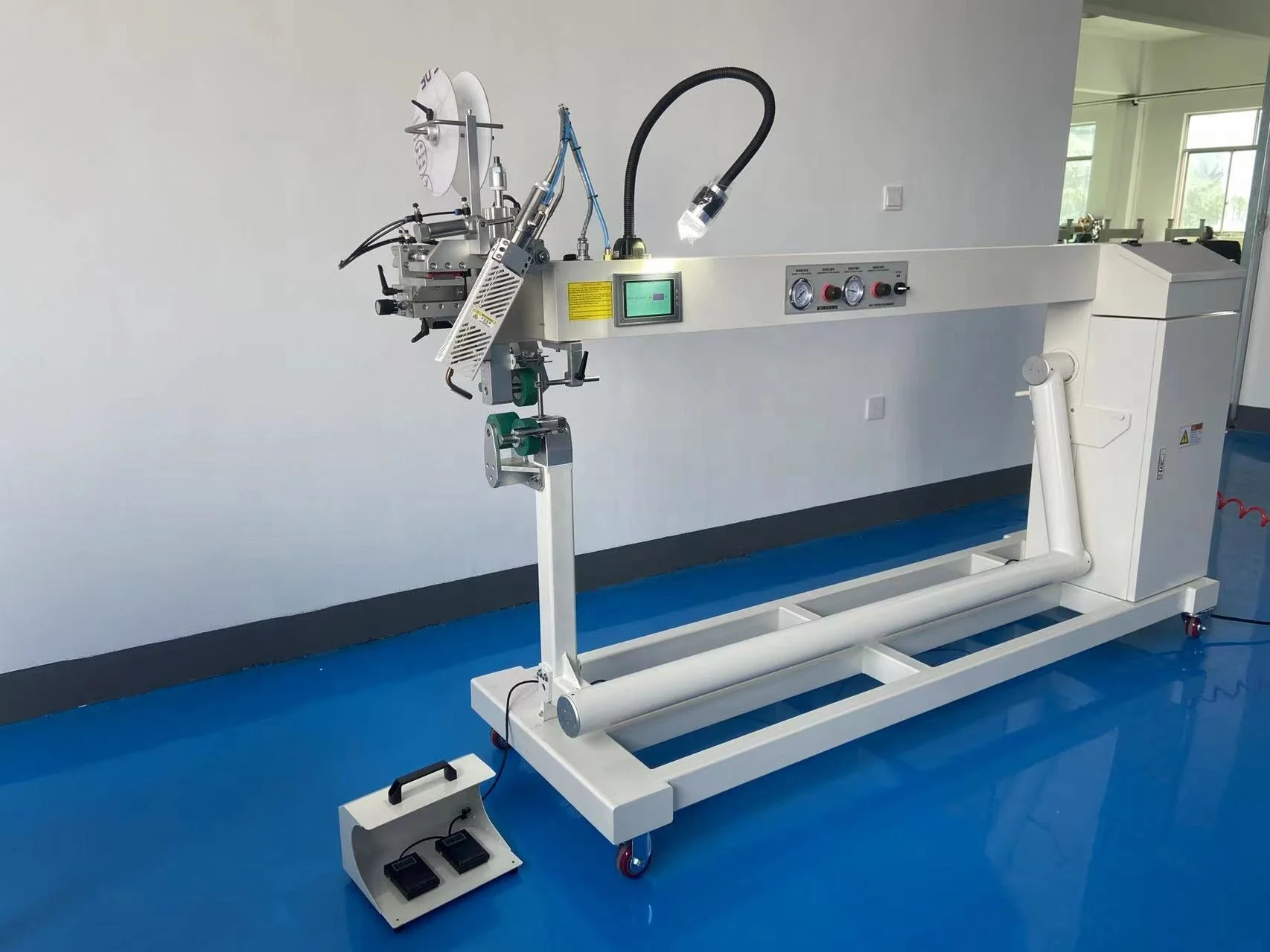 Lengthened dual arm hot air PVC welding machine