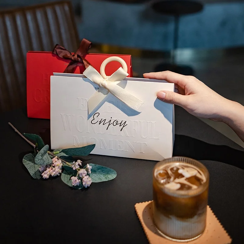 Gift Handheld Packaging Box Triangle Creative Paper Gift Packaging Boxes Cookies Cake Packing