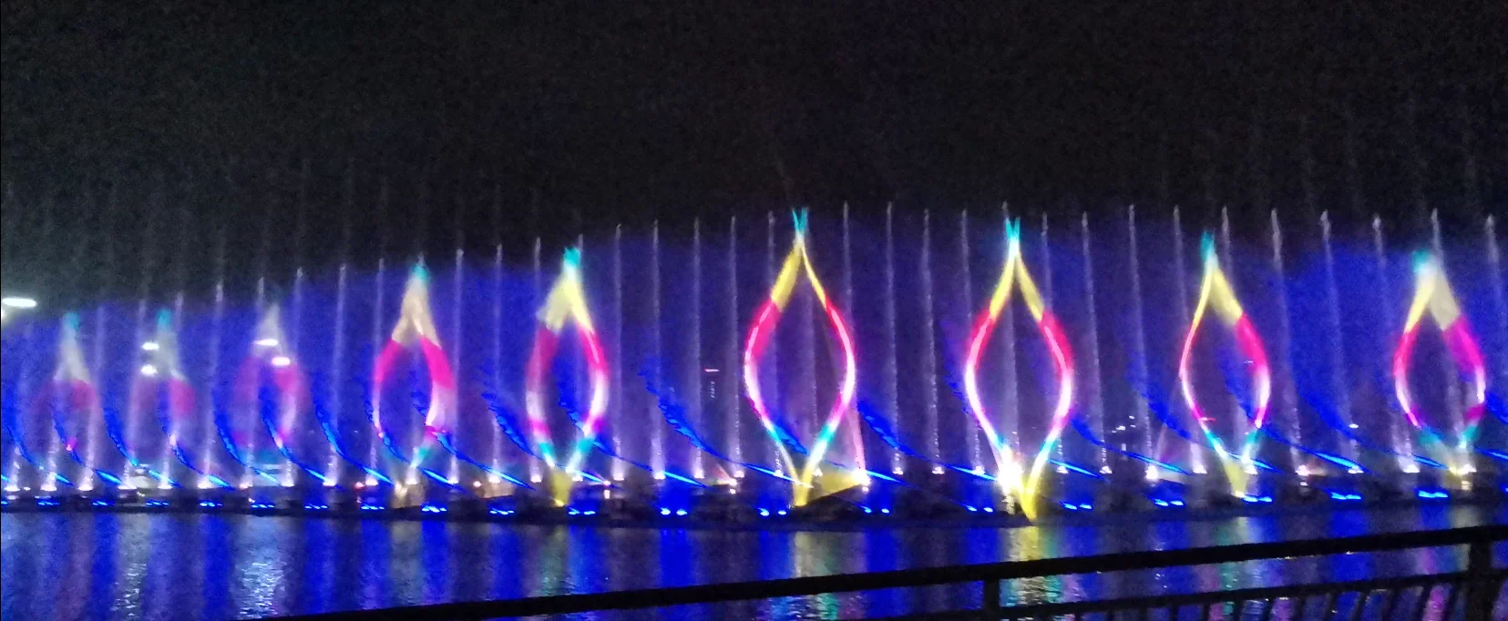 The laser show is combined with a musical fountain,Laser design