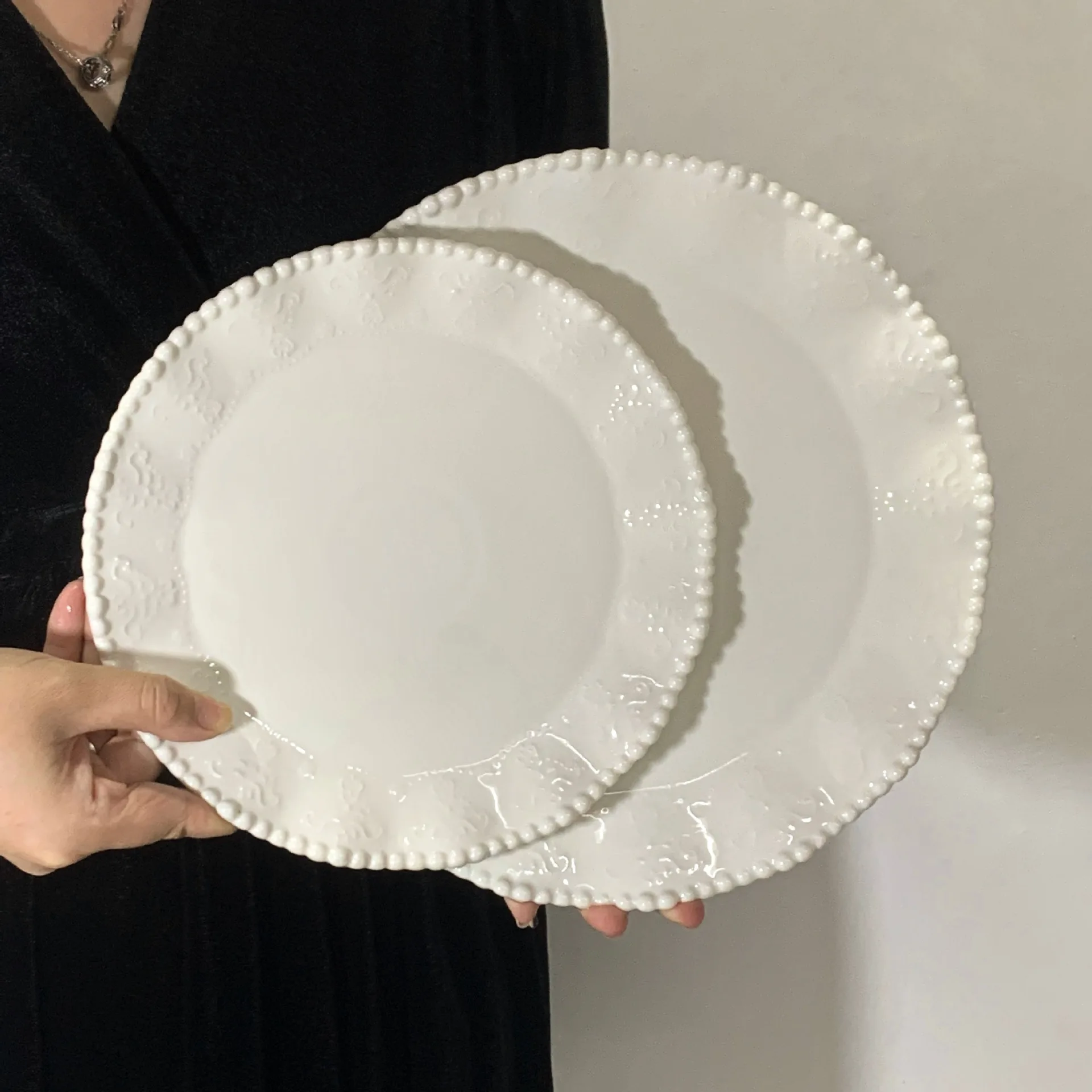 Wedding decoration ceramic white embossed flat plates porcelain bead plates for restaurants