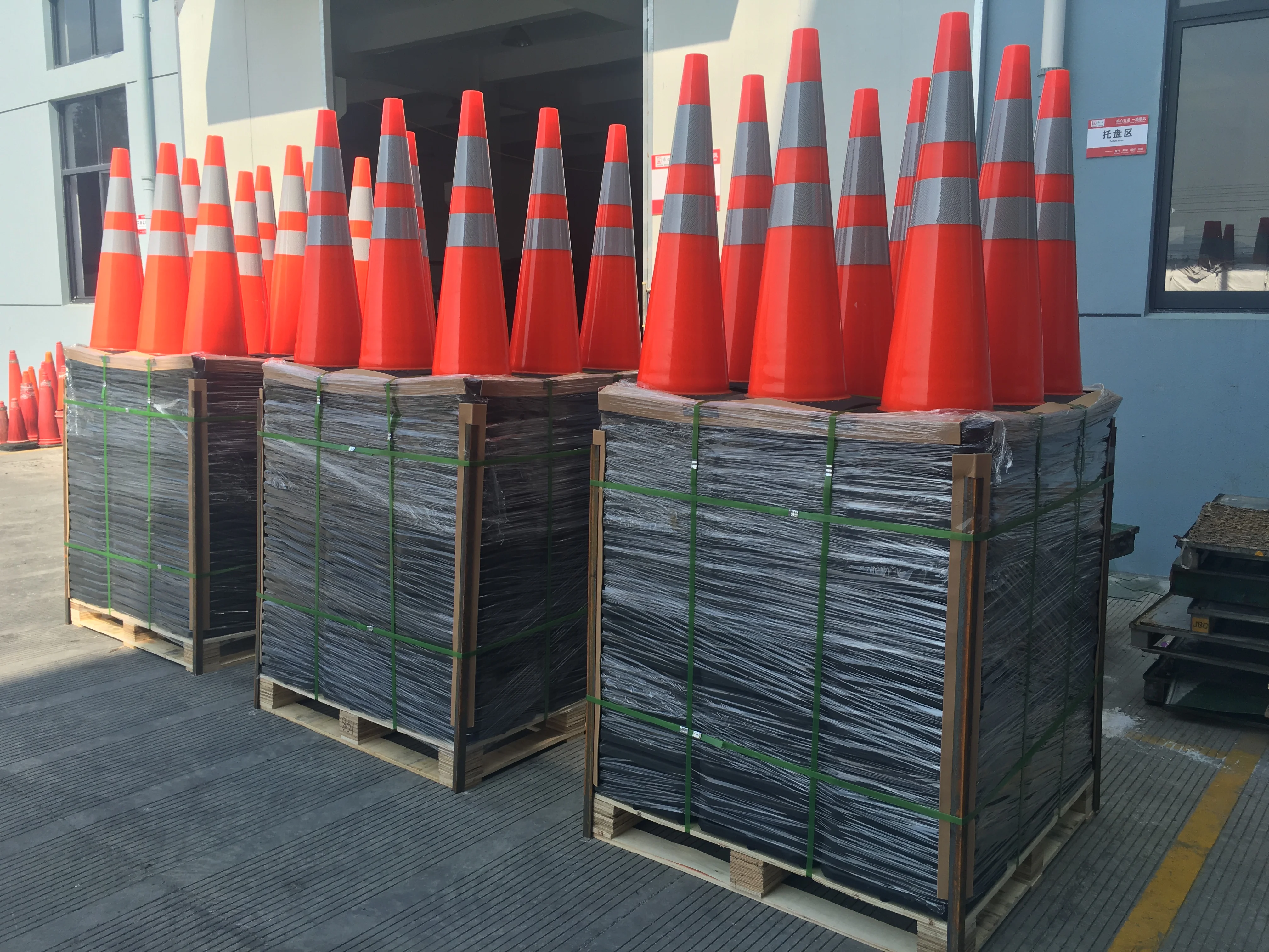36 inch quality traffic cone with black base pvc soft