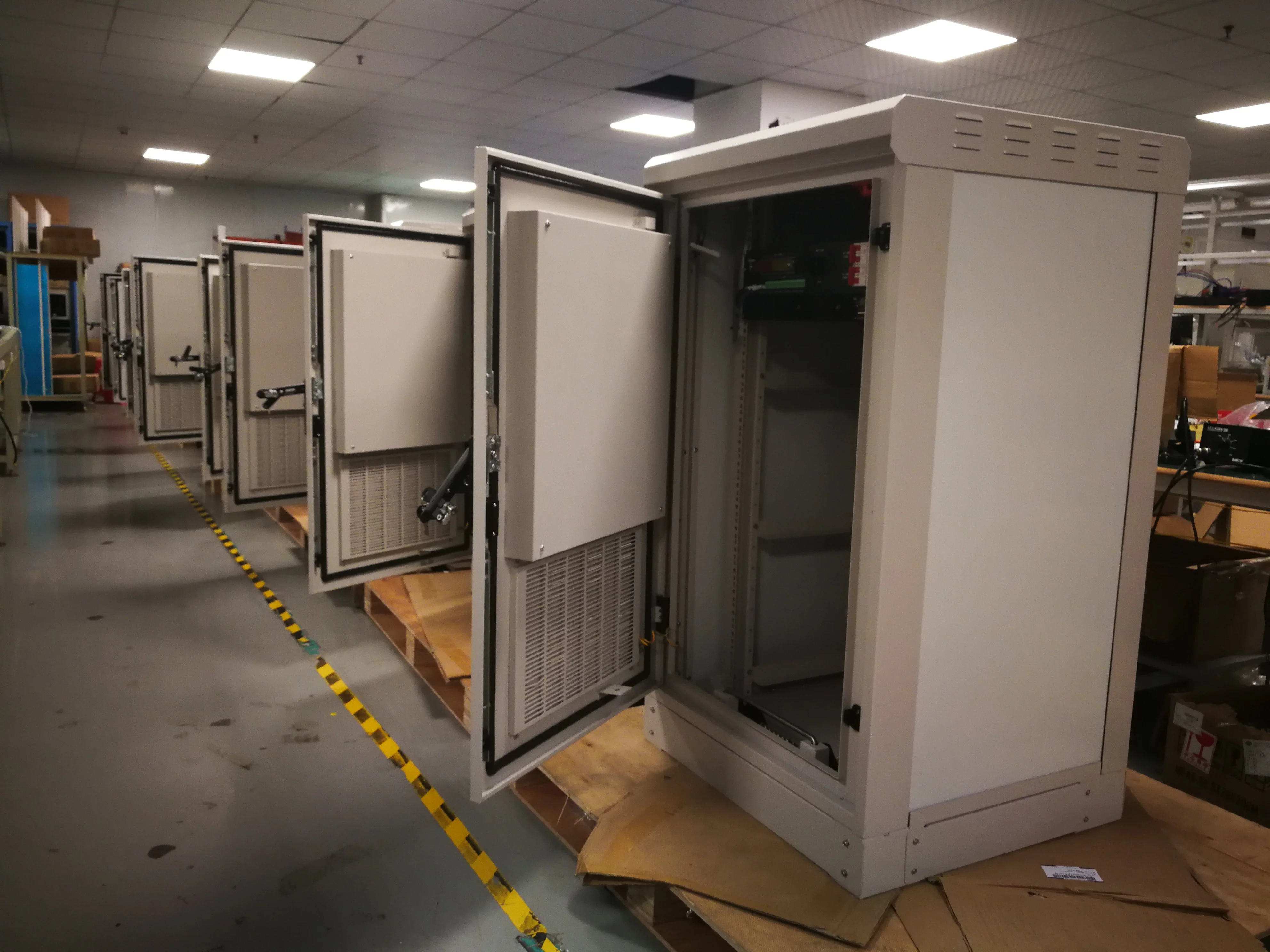 Наружный шкаф питания для телекоммуникации IP55 2 м 1500 Вт aircon 4 вентилятора постоянного тока 48