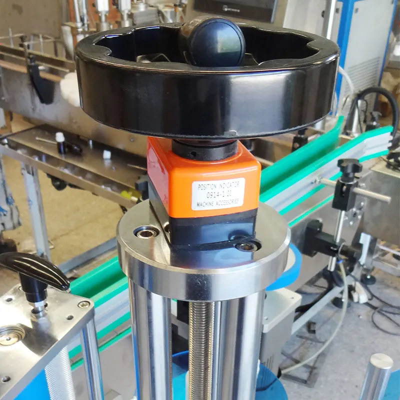 Automatic Small Round Bottle Positioning Wet Glue Sticker Labeling Machine