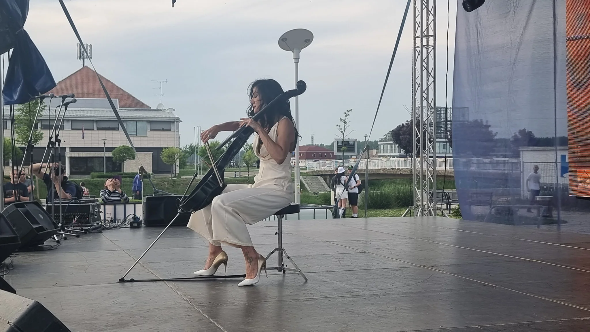 Aluminum concert band stage choral and drum risers