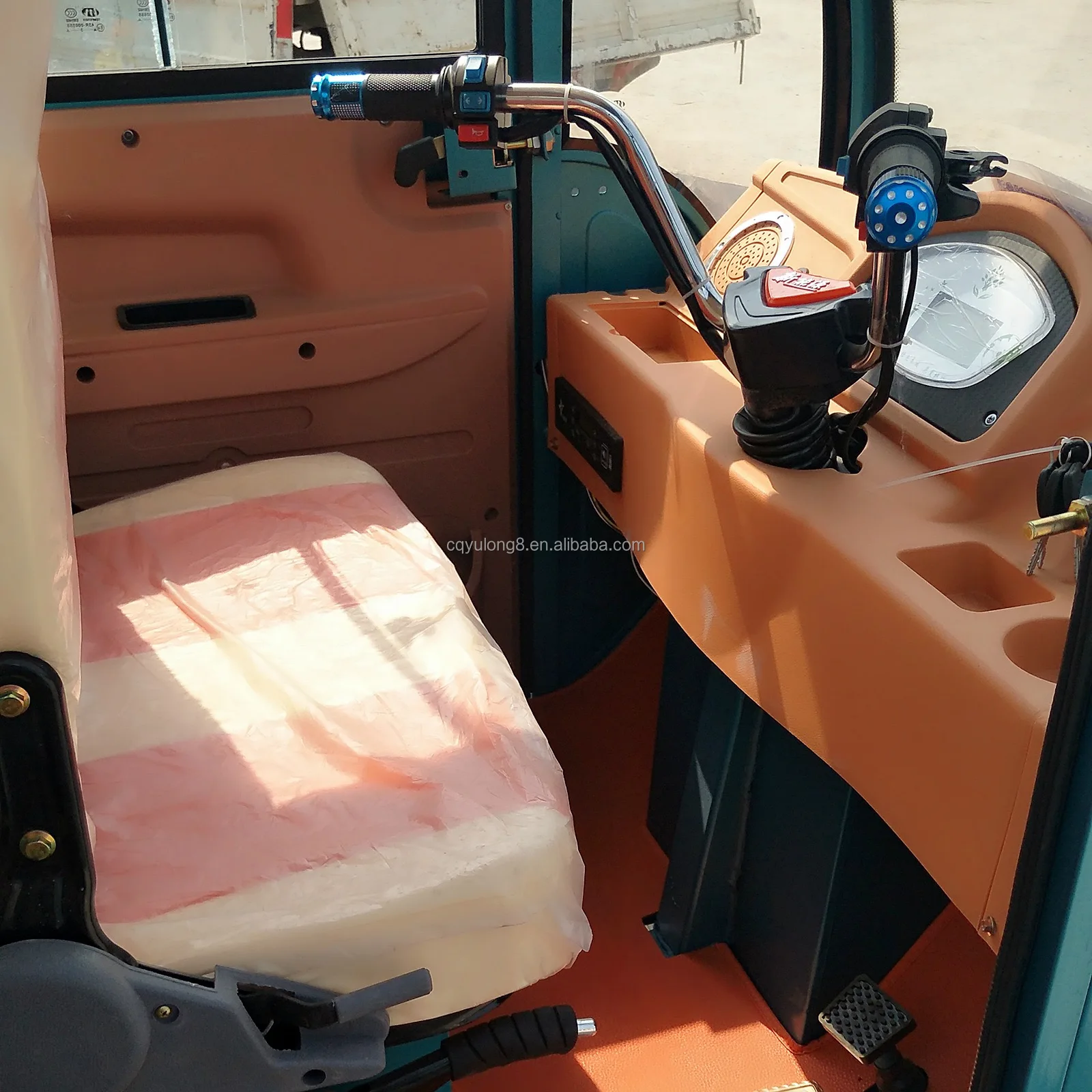 Household cargo loading electric tricycle and electric belt shed small battery enclosed climbing steering wheel