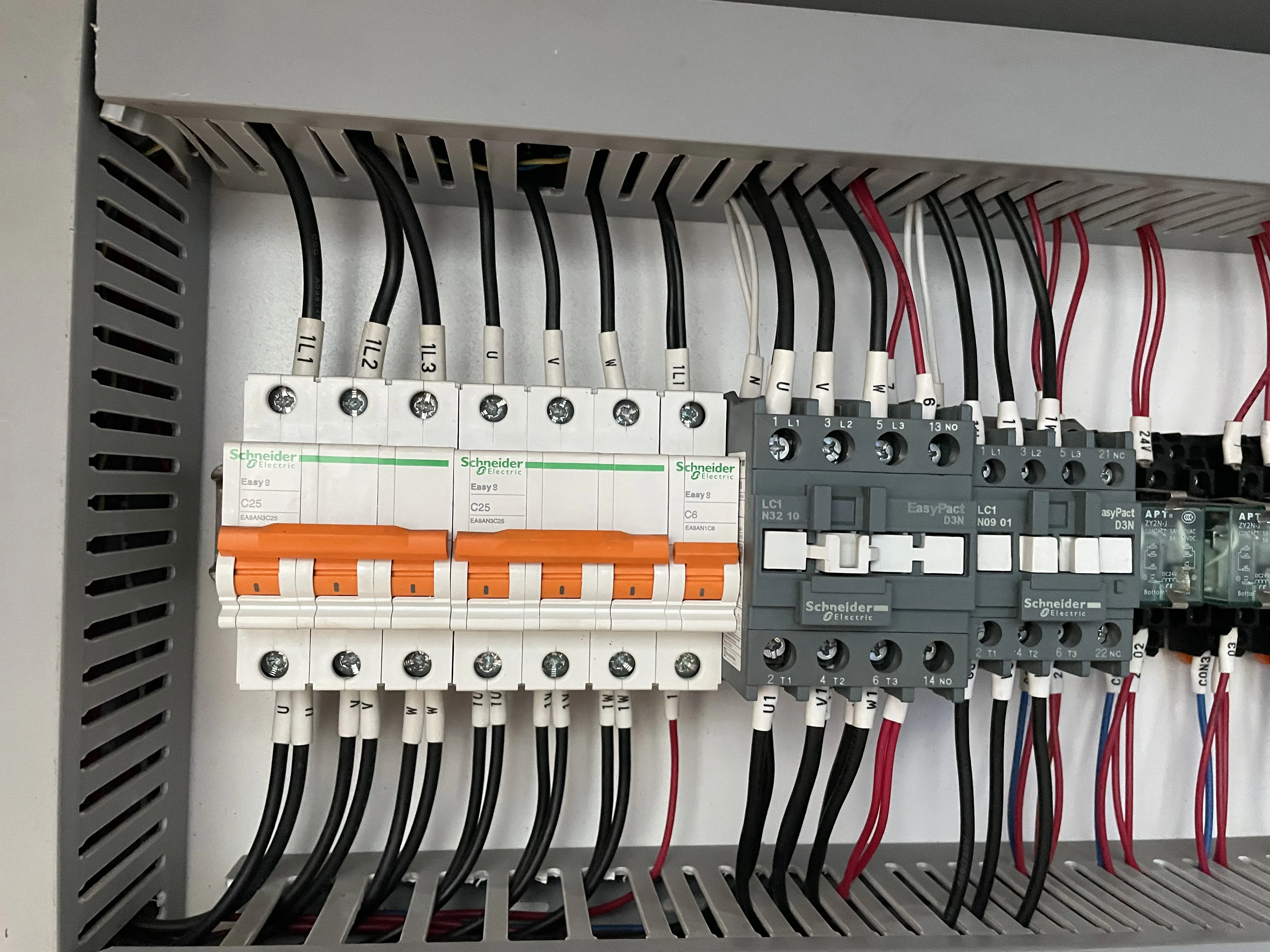 3015 Size 1000W Laser Generator Model YWFL CNC Sheet Metal Fiber Laser Cutting Machine