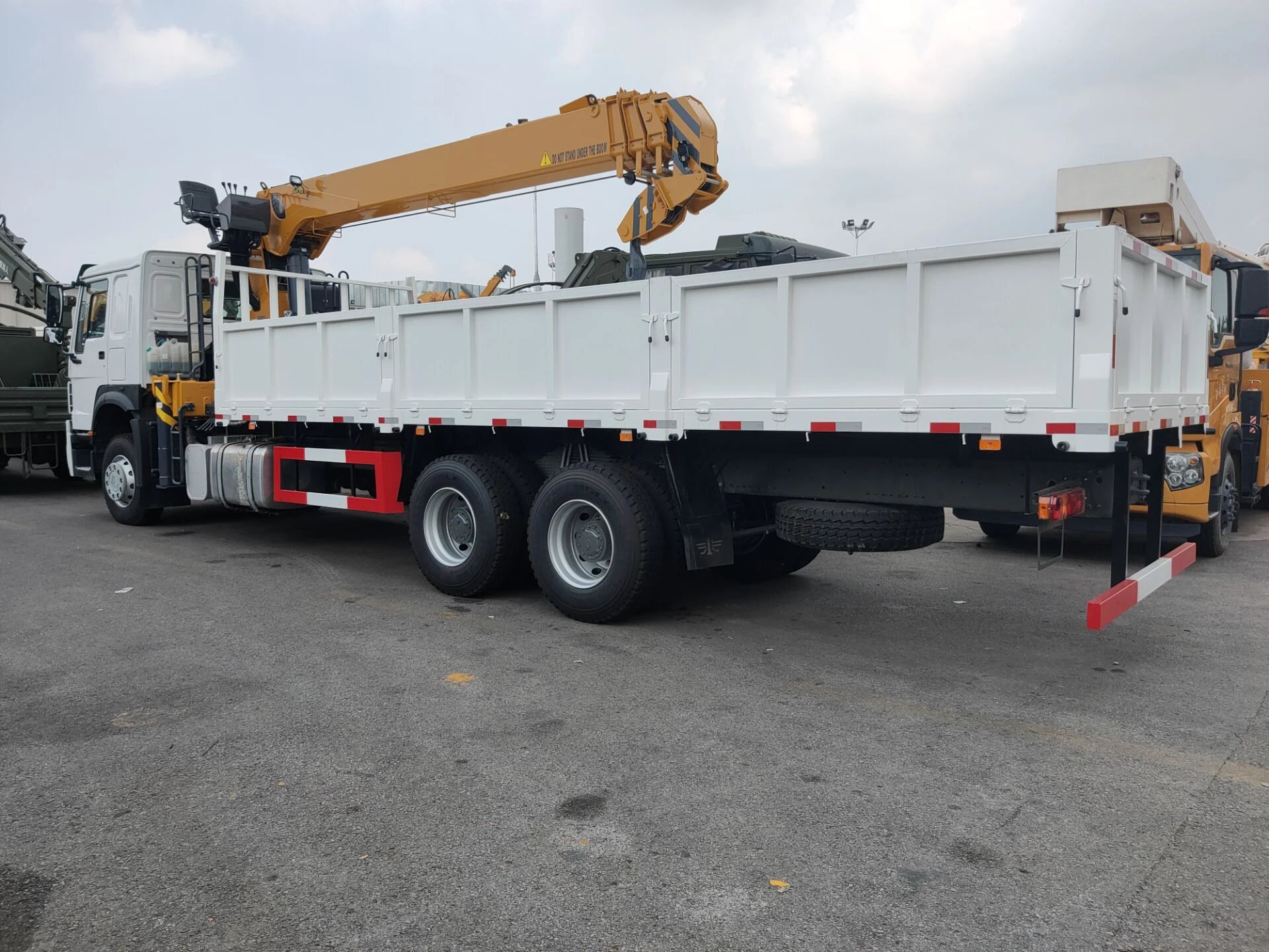 HOWO 8x4 lifting basket knuckle lattice boom truck mounted crane 14 ton