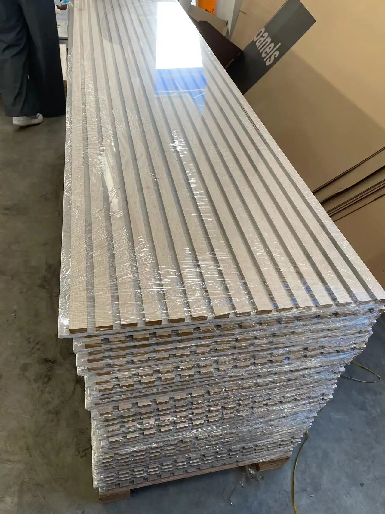 Veneered MDF Slat Acoustic Panel Soundproof Wood Slat Acoustic Panels PET Felt Backing Akupanel