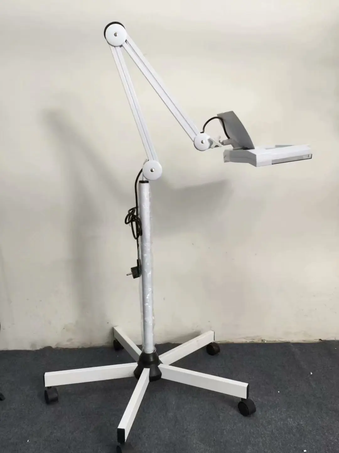 Оптовая продажа от производителя, светодиодная Лупа с пятью ногами, квадратная светодиодная Косметическая лампа, увеличительная лампа для обработки кожи, Ce