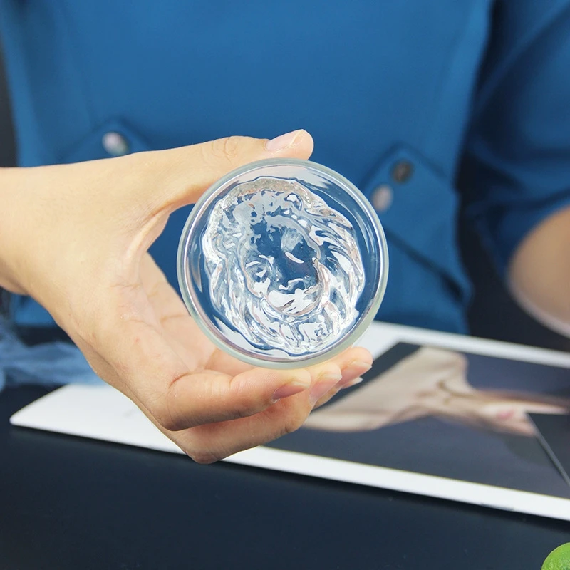 Factory Direct Sales Reusable Transparent Lion Pattern Single Wall Whiskey Tumbler Lion Head Shape Glass Cup for Tea and Juice