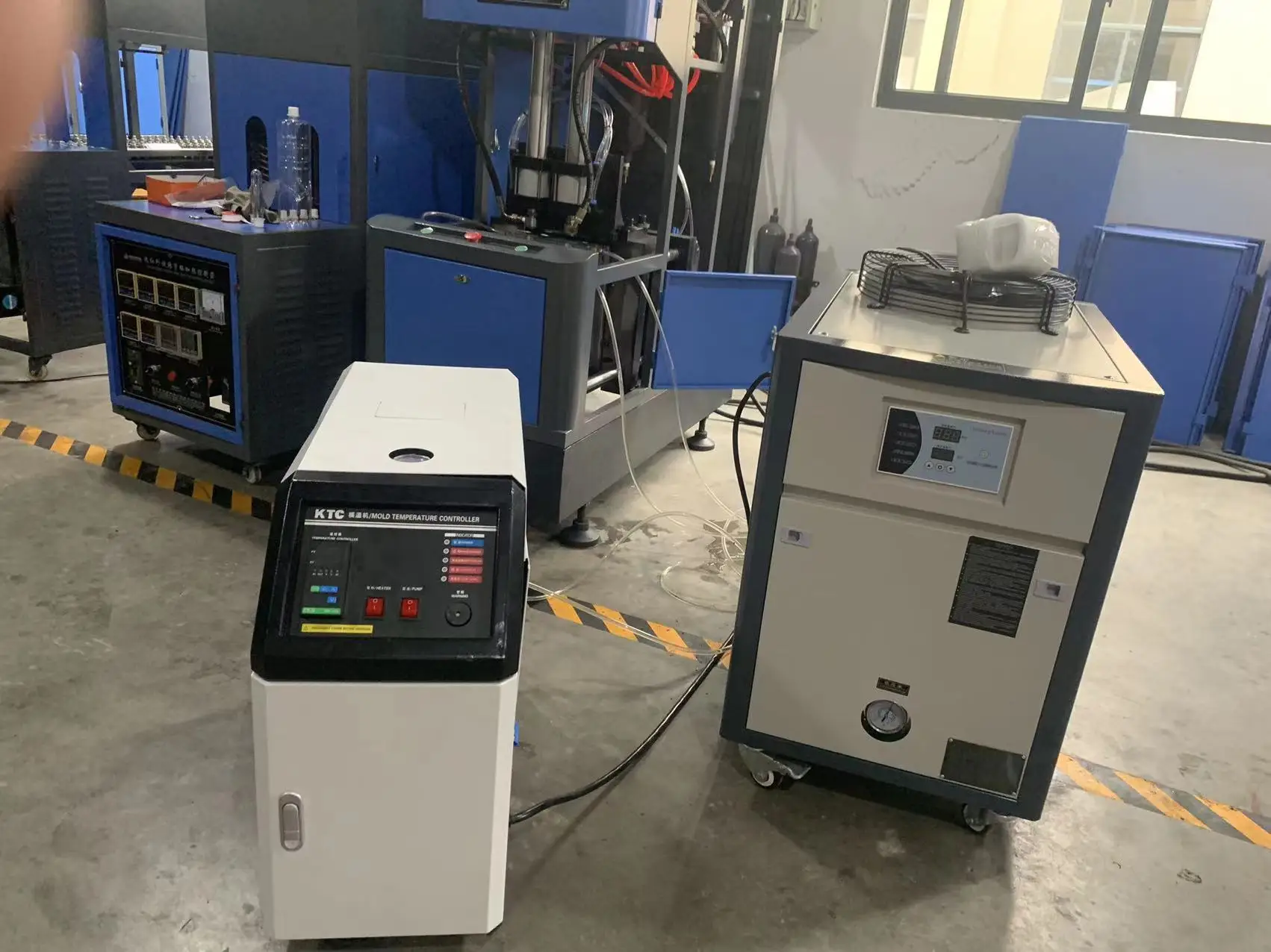 2 cavity high temperature resistant water bottle  semi blowing machine  mold auxiliary machine