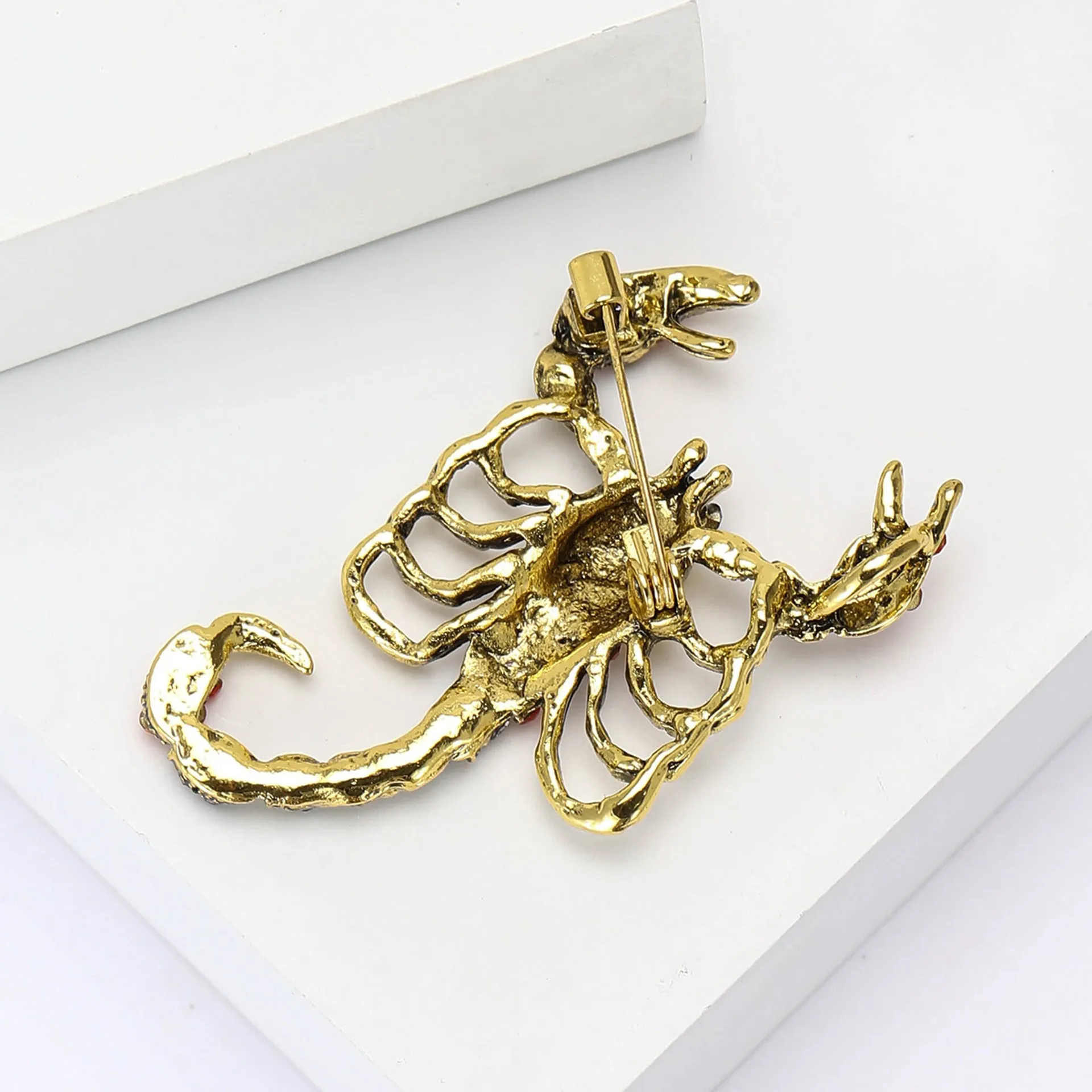 Wholesale Halloween Vintage Brooches Pin Men Personalized Animal Brooch Rhinestone Scorpion Brooch Pin For Clothing