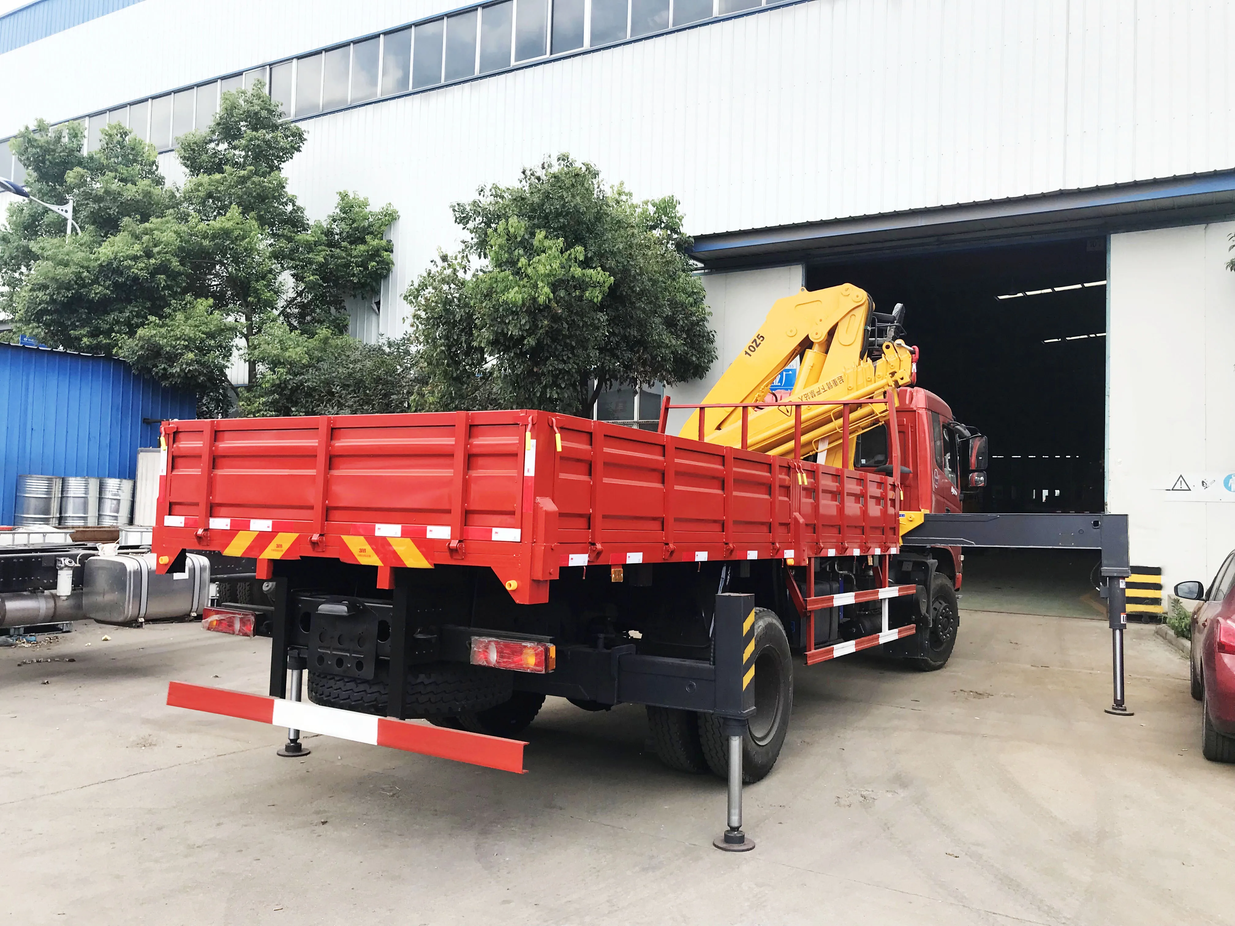 Dongfeng 8X4 Cargo Truck with 8 Ton Knuckle Boom Crane Truck Mounted Crane