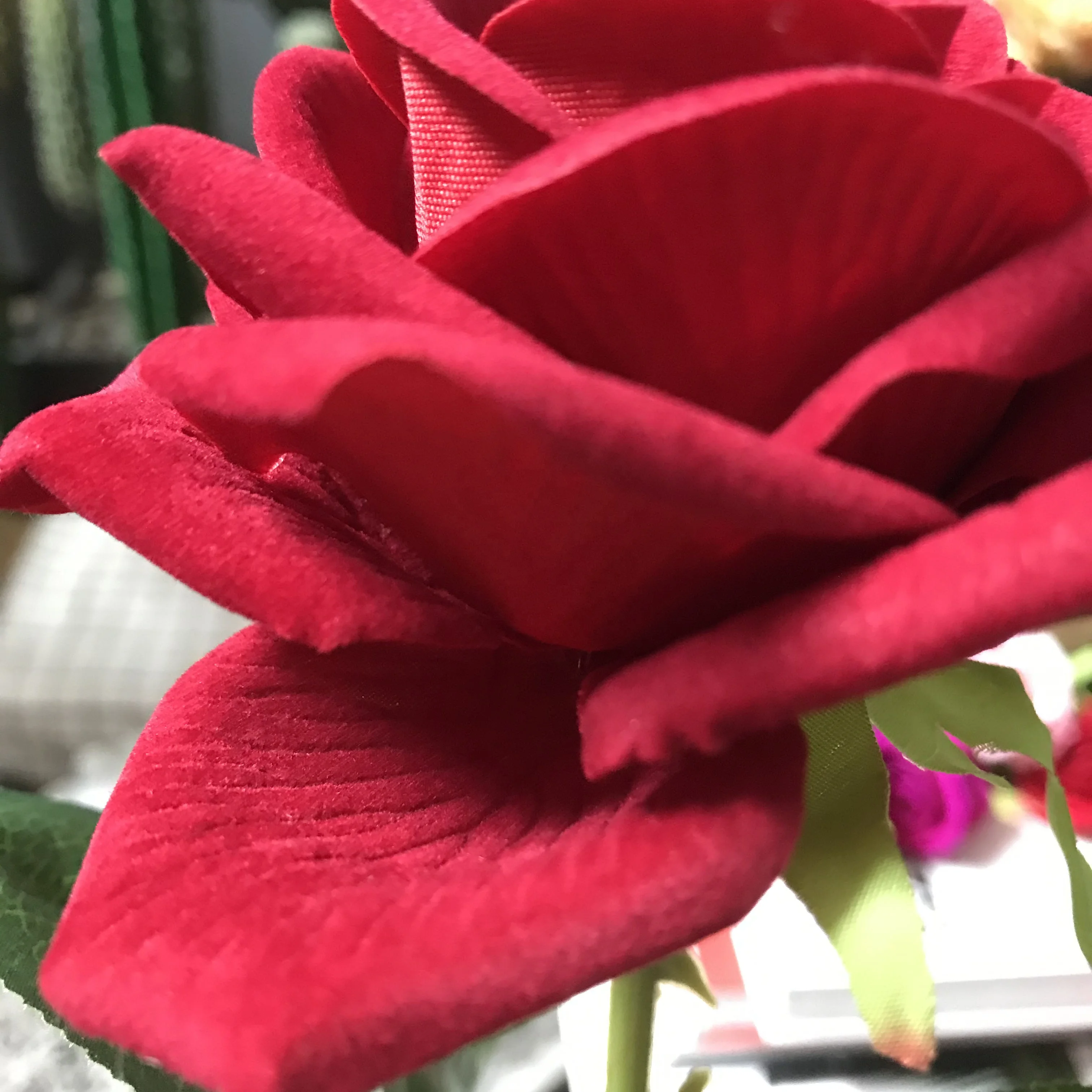 QiHao Wholesale Single Stem Nylon Flowers Artificial Flannel Velvet Rose Flower for Wedding Decoration