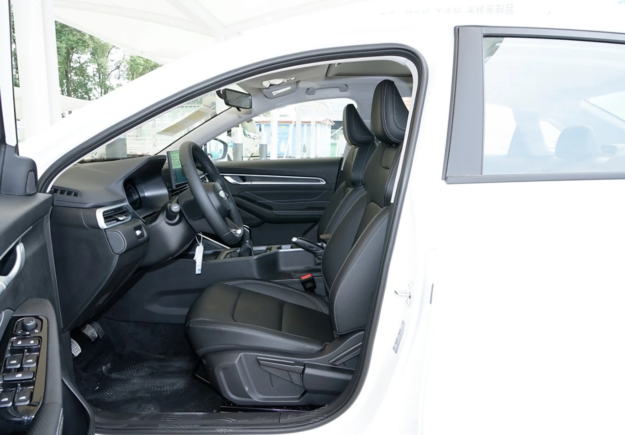 Экономический комфорт GEELY EMGRAND 2025 4-го поколения 1.5L CVT 5 мест китайский бренд