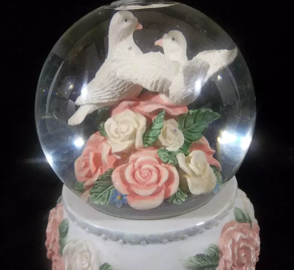 Peace Symbol Music Box Glitter Doves Water Globe Handmade Resin Beautiful Rose Pigeon Romantic Glass Snow Globe Wedding Gift