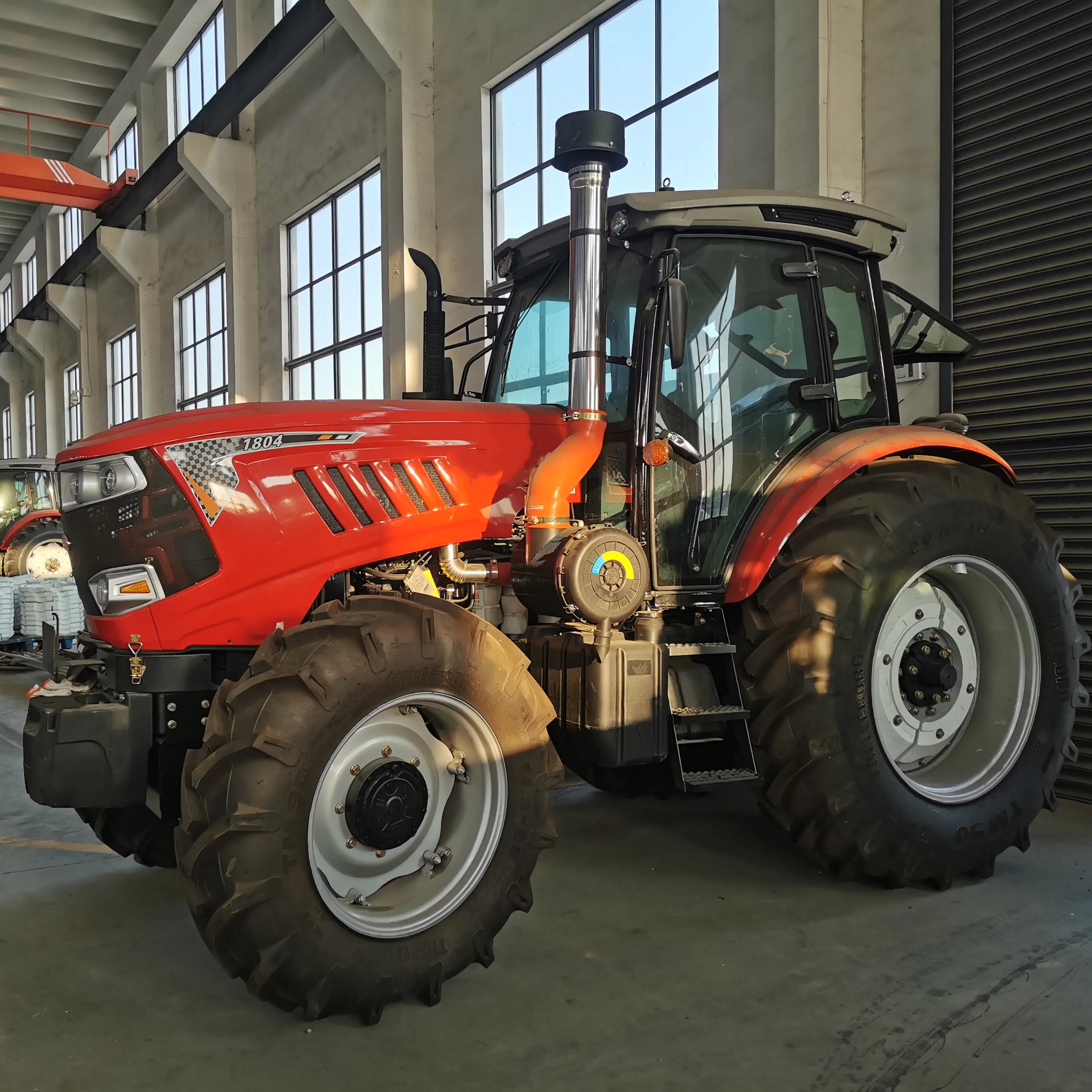  Малый и средний размер использовать 4WD 130hp фермерский трактор с фронтальным погрузчиком сельскохозяйственным