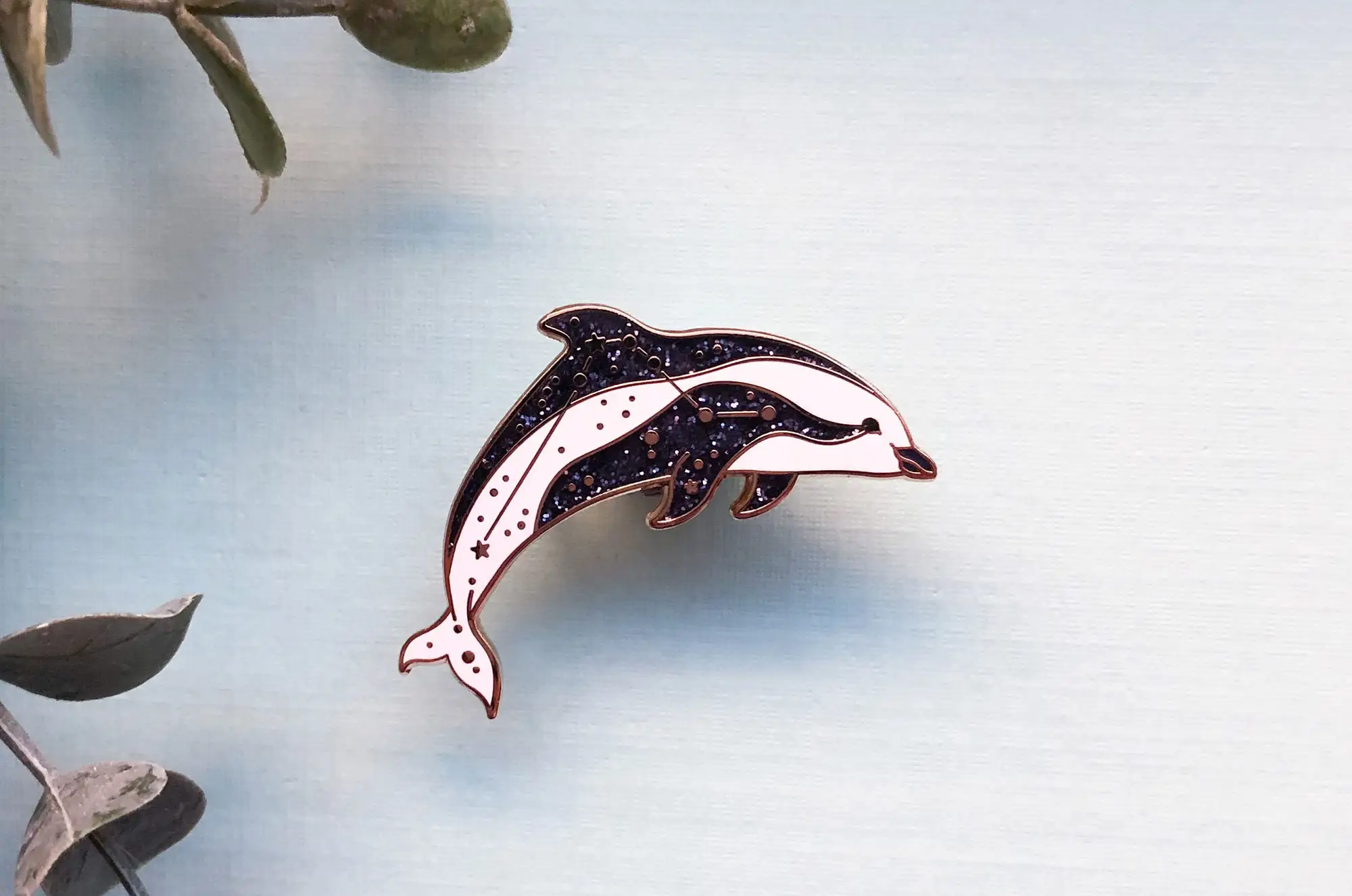 Hot-selling glitter animal shape design enamel lapel pins accessories 1.5 inches Cute Dolphin Glitter Custom Enamel Lapel Pin