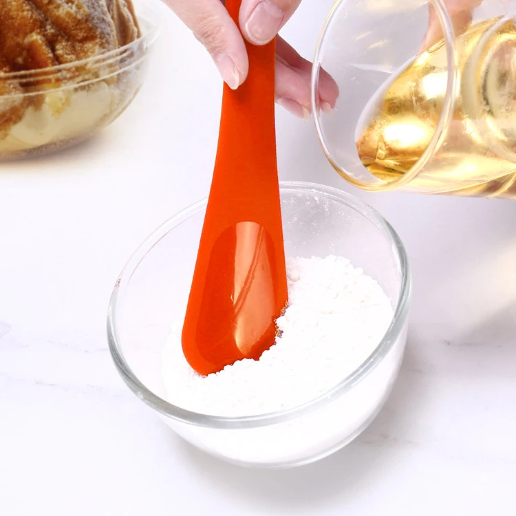Hot selling multifunction 2 in 1 bbq brush silicone pastry basting silicon cake scraper