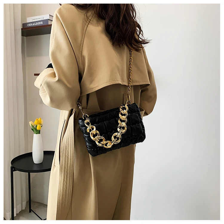 Fashion Europe and America hot sale golden big chain shoulder bag solid color fold chain lady messenger bag