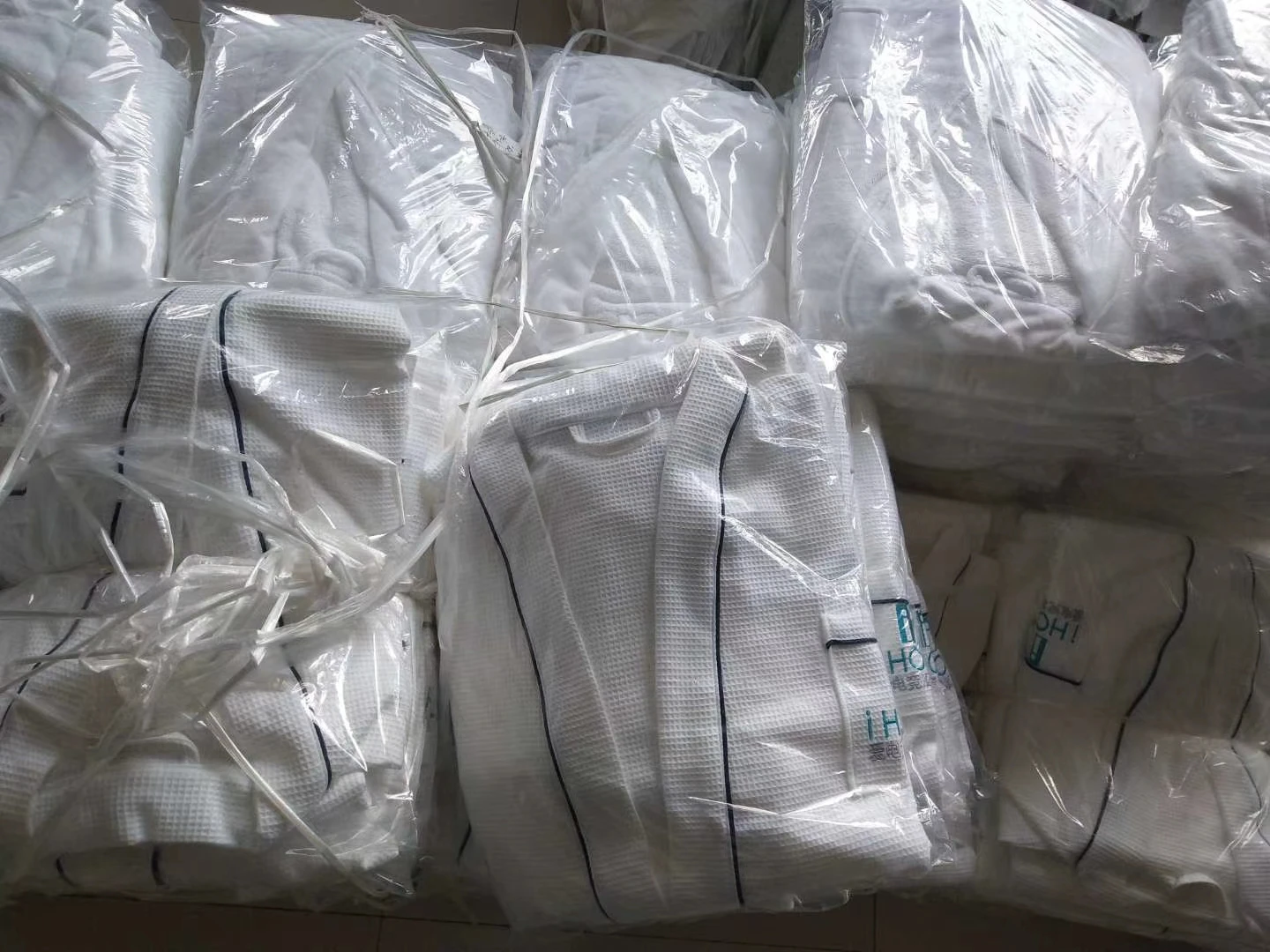  Оптовая торговля роскошный спа-отель белый bathrobe100 % хлопковые спа поставки 5 звездочный отель принадлежности