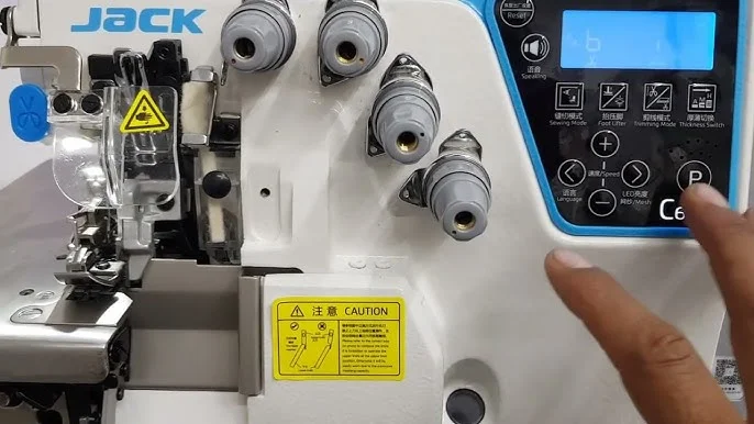 China Jack C6 fully automatic overlock sewing machine can freely switch between sewing light, medium and heavy materials