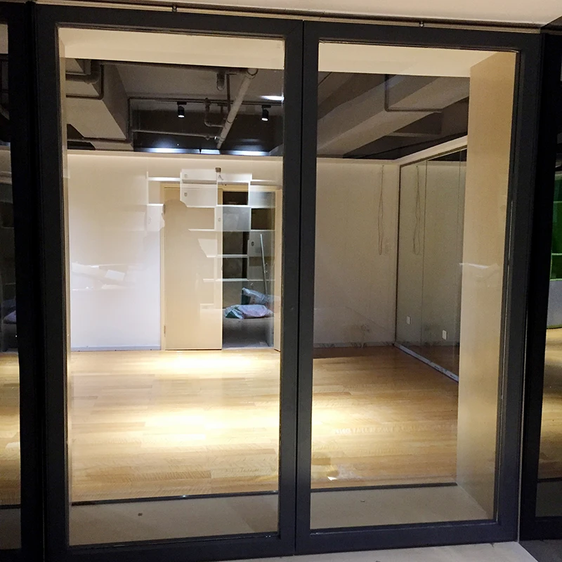 Деревянная перегородка с дверями