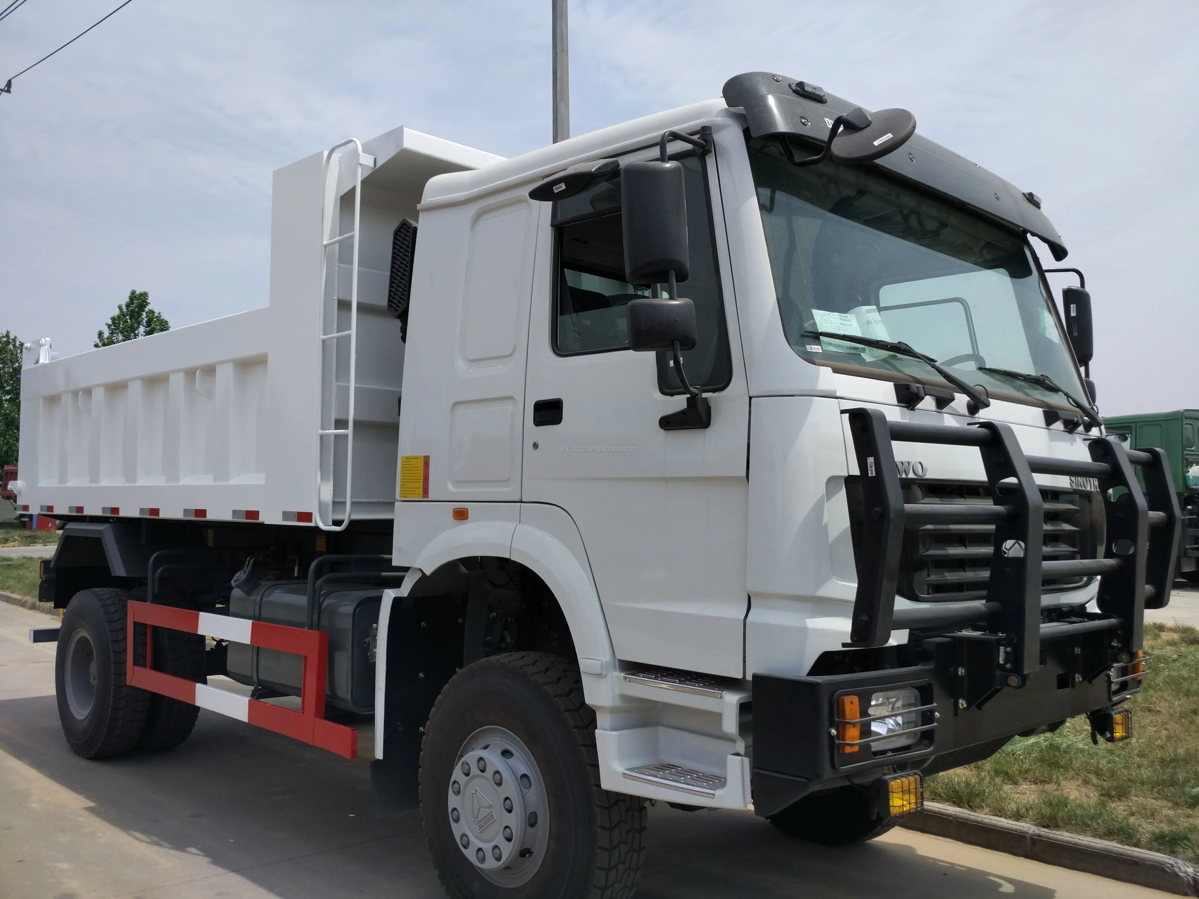 Реестр грузовых автомобилей HOWO с левосторонним приводом 4x2 6*4 шасси Euro V на продажу