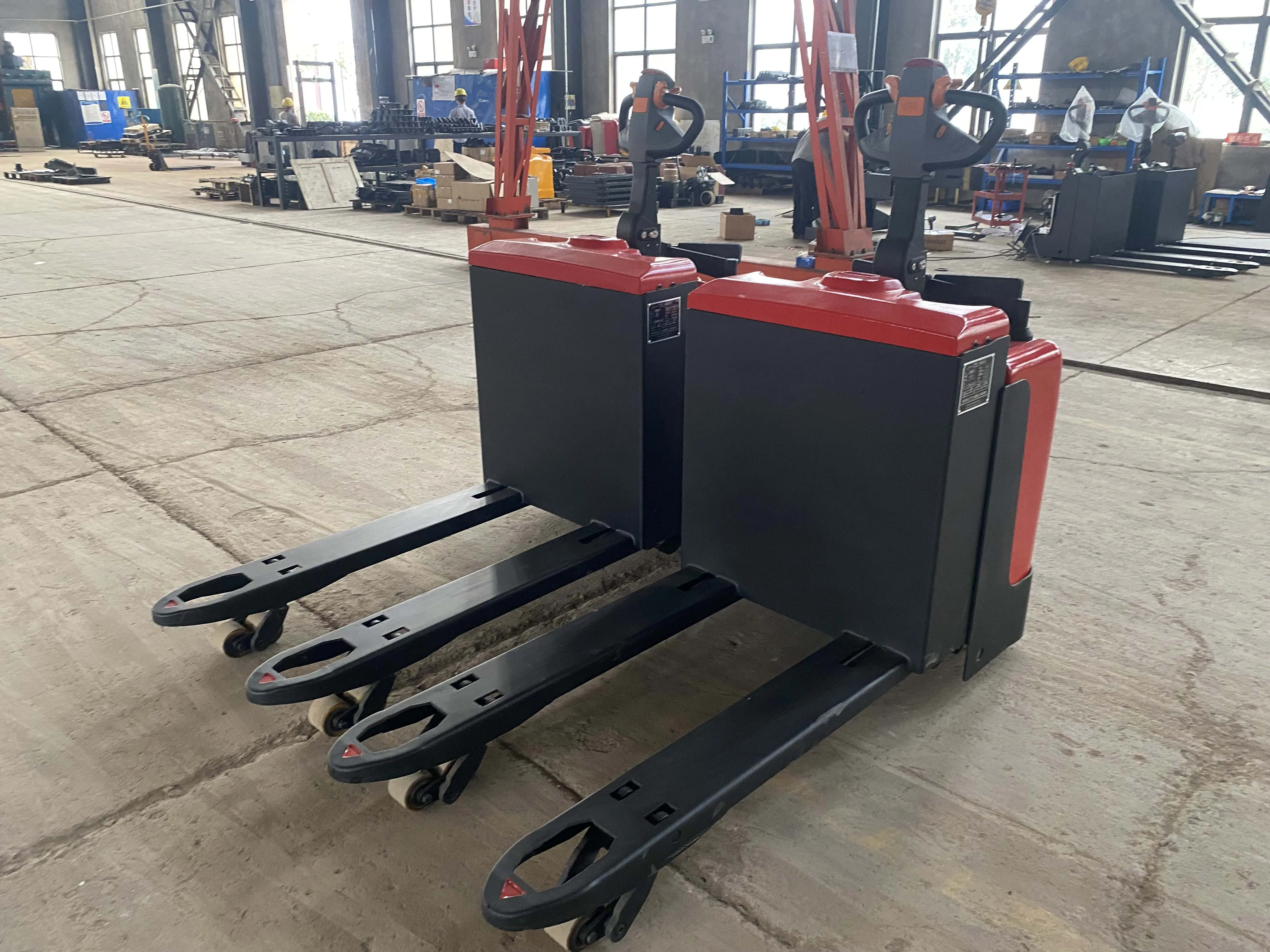 Диапазон нагрузки от 1 до 5 тонн, Электрический вилочный погрузчик, используемый в различных отраслях промышленности