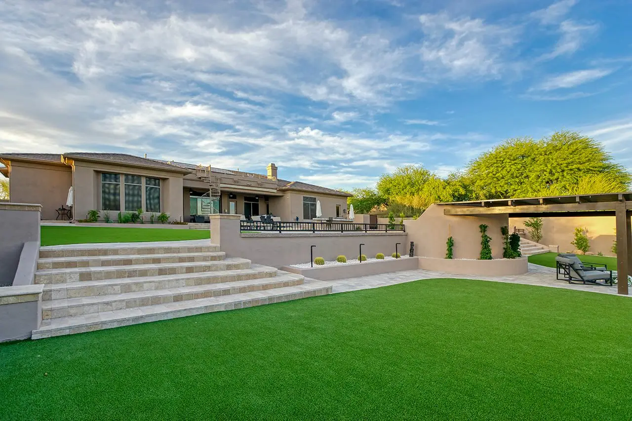 Экологически чистый мягкий сертифицированный для украшения сада на открытом воздухе газон синтетический травяной ковер