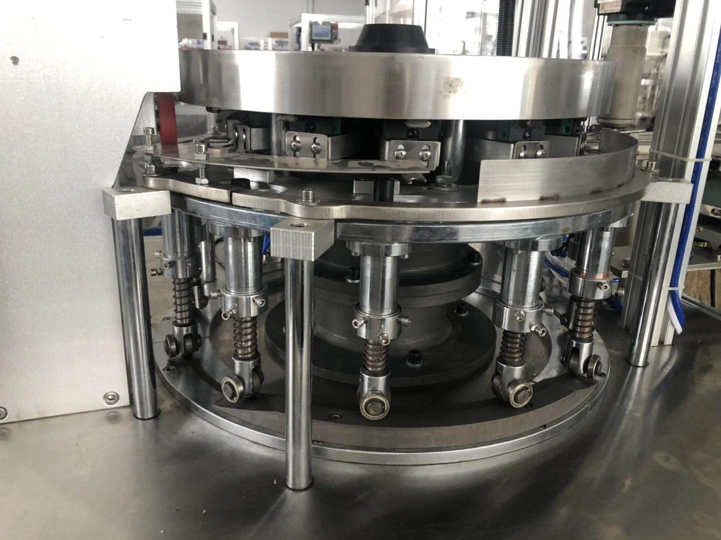 
flip top cap closure lid tapa closing folding assembly machine 