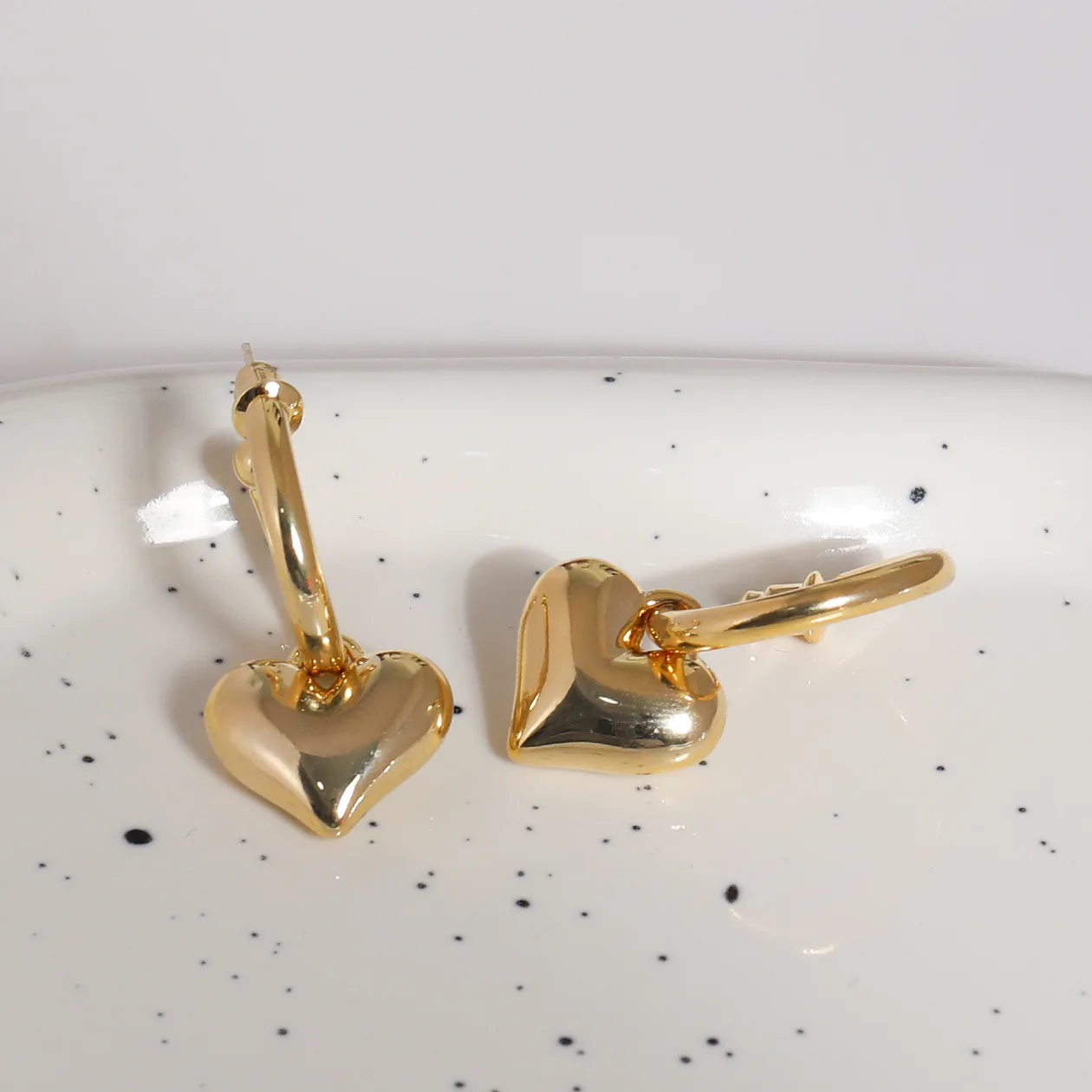 Wholesale Korean  2022 women earrings simple metal heart drop earrings  Gold Plated Women Jewelry