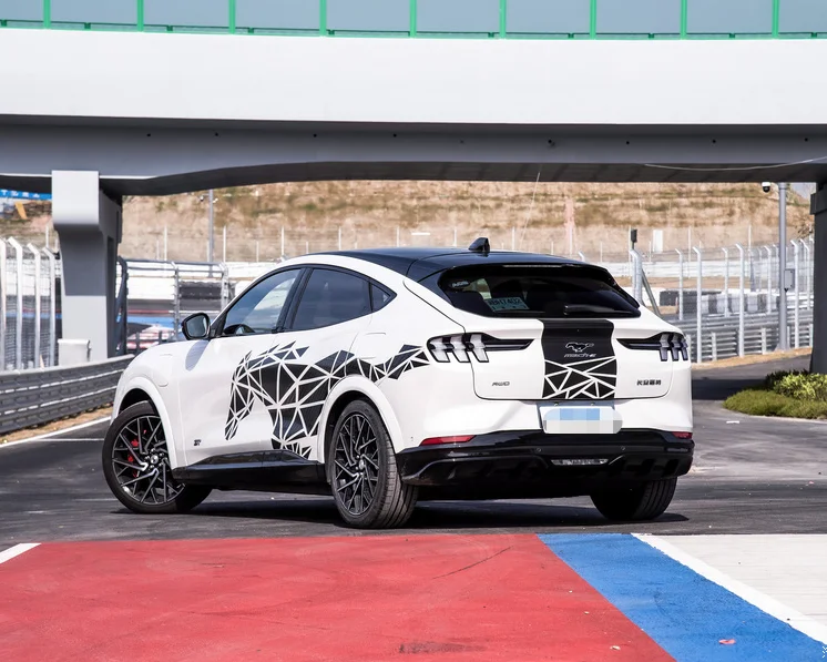 Ford Mustang Mach-E белый роскошный электрический спортивный автомобиль от Hengxin Auto Group в Ухане Китай